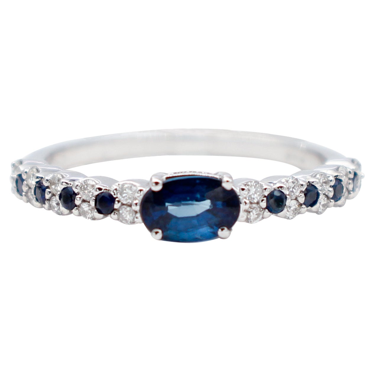 Bague moderne en or blanc 18 carats, saphirs bleus