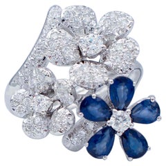 Moderner Ring aus 18 Karat Weißgold mit blauenen Saphiren, Diamanten