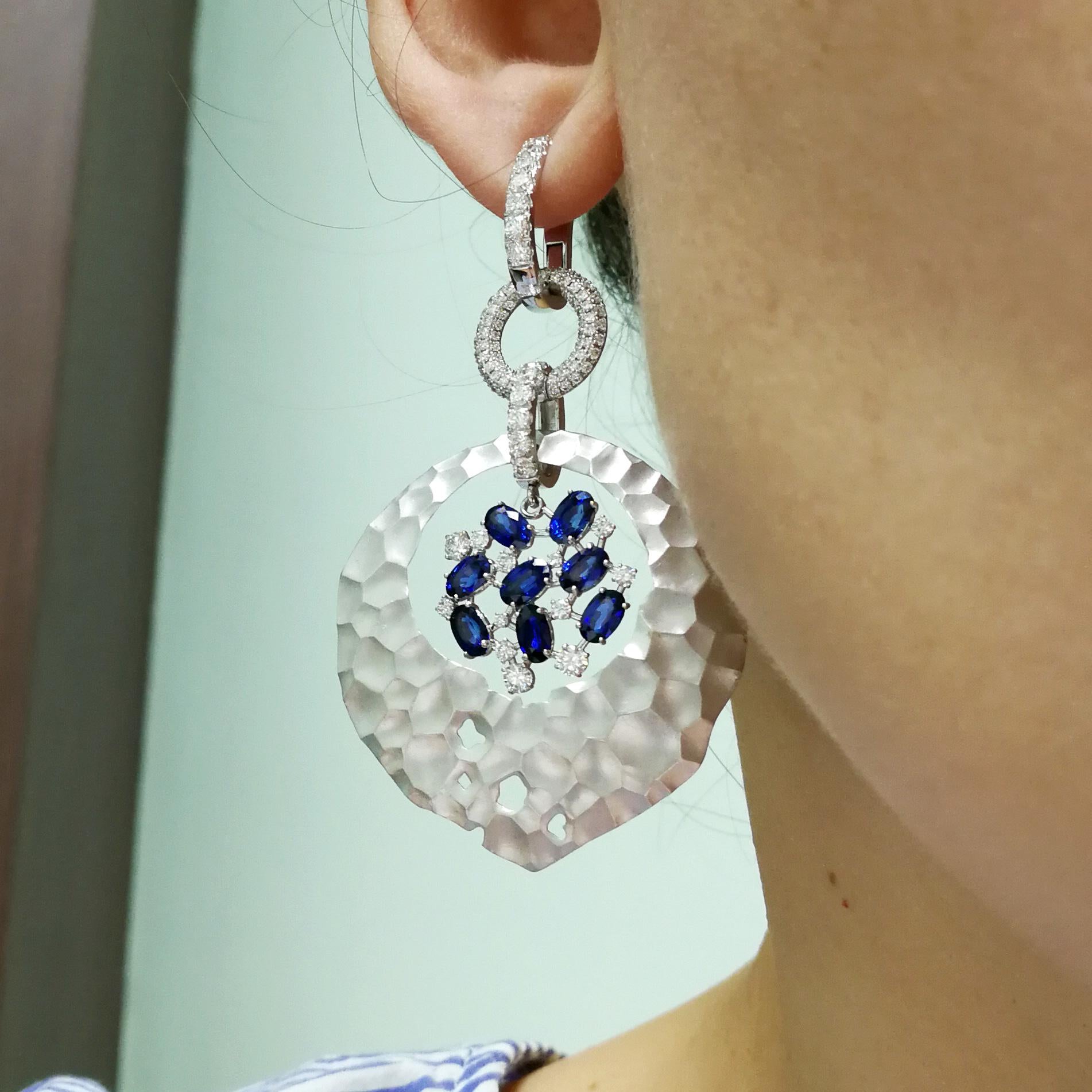 Oasis-Ohrringe mit blauen Saphiren und Diamanten aus 18 Karat Weißgold im Angebot 4