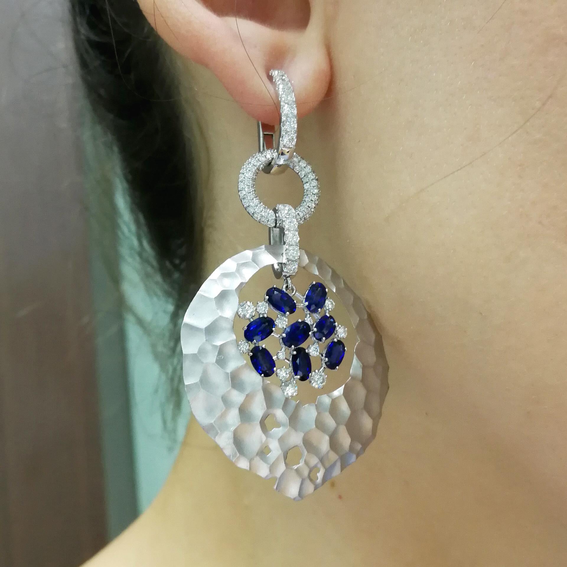 Oasis-Ohrringe mit blauen Saphiren und Diamanten aus 18 Karat Weißgold im Angebot 5