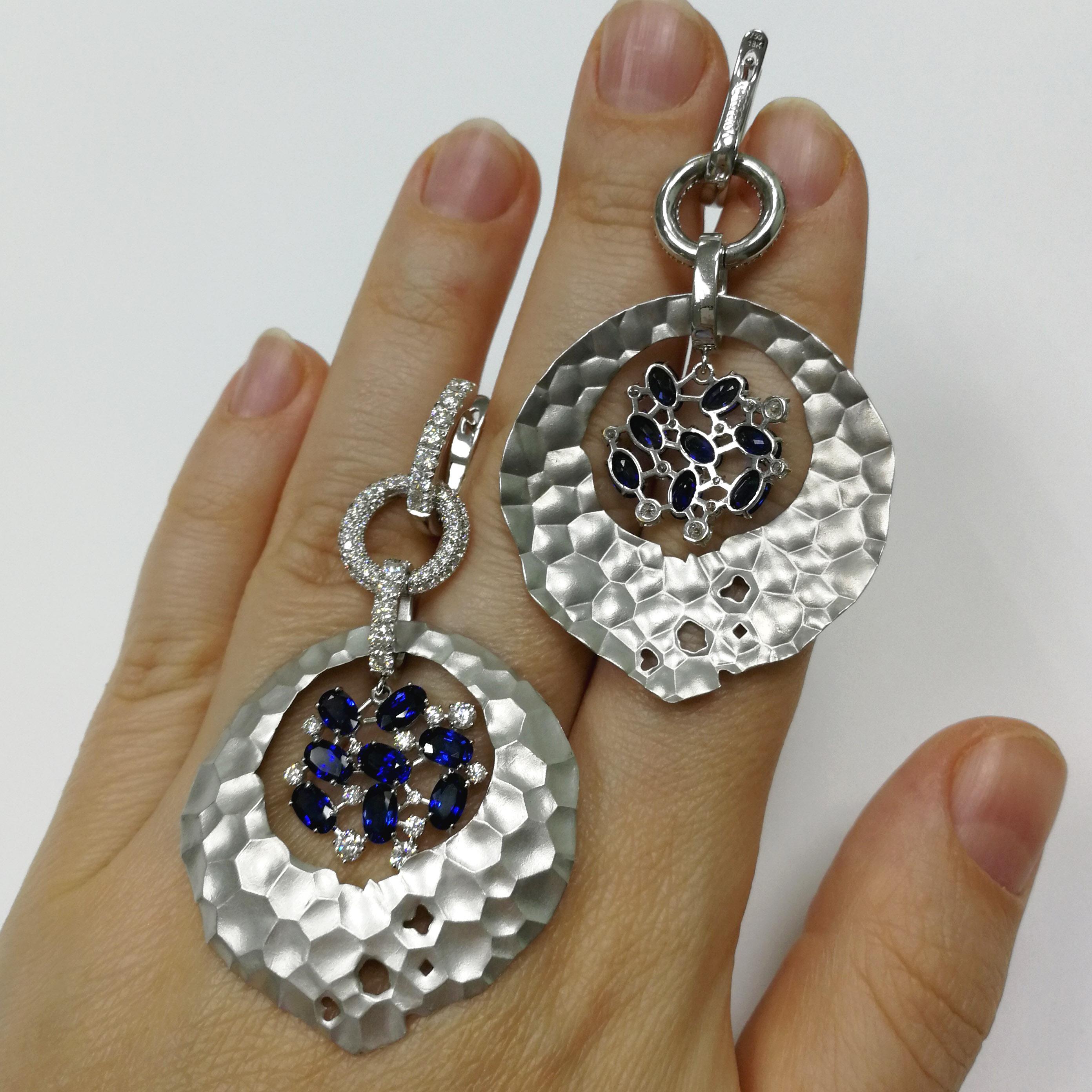 Blue Sapphires Diamonds 18 Karat White Gold Oasis Earrings In New Condition For Sale In Bangkok, TH
