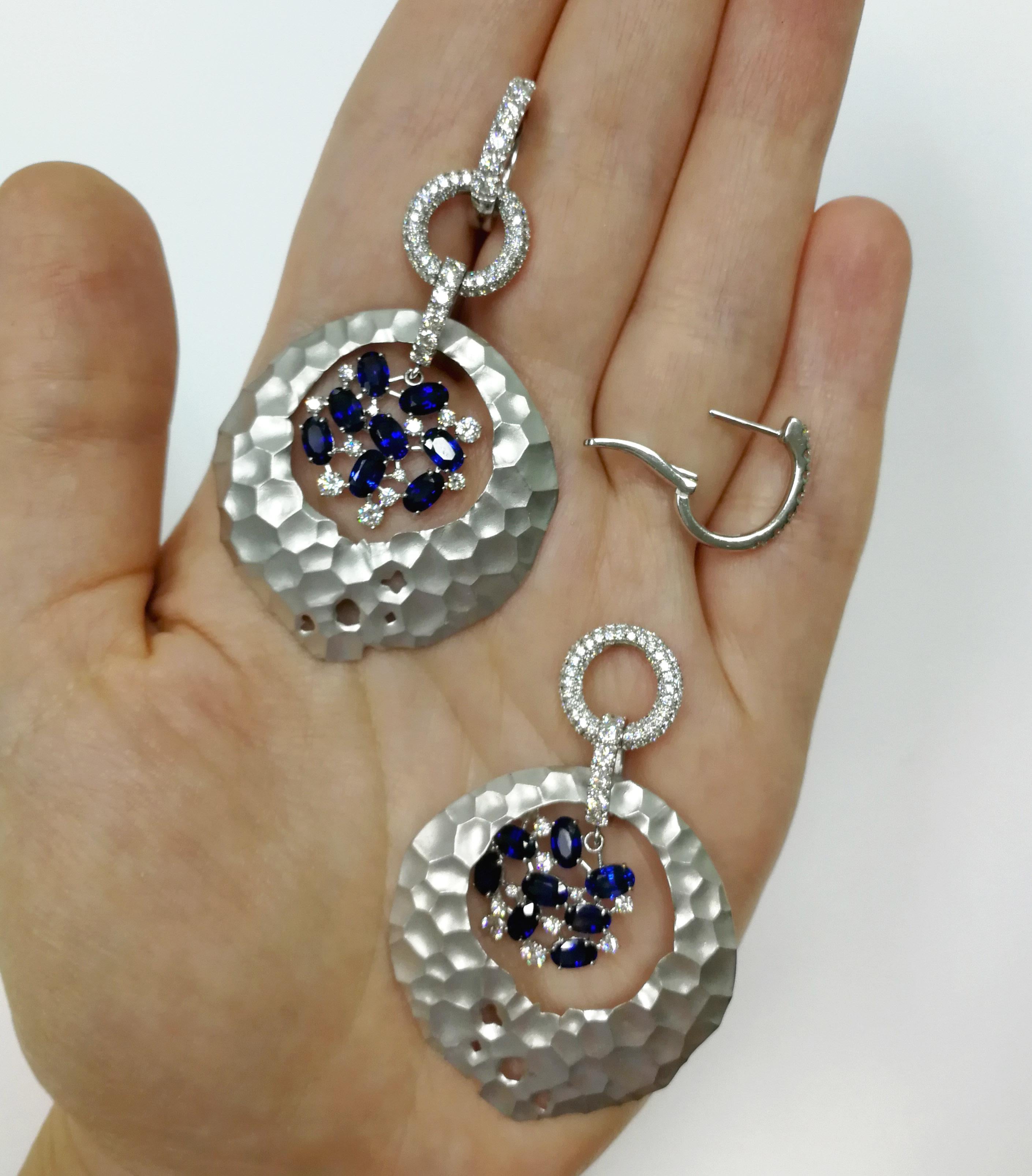 Oasis-Ohrringe mit blauen Saphiren und Diamanten aus 18 Karat Weißgold für Damen oder Herren im Angebot