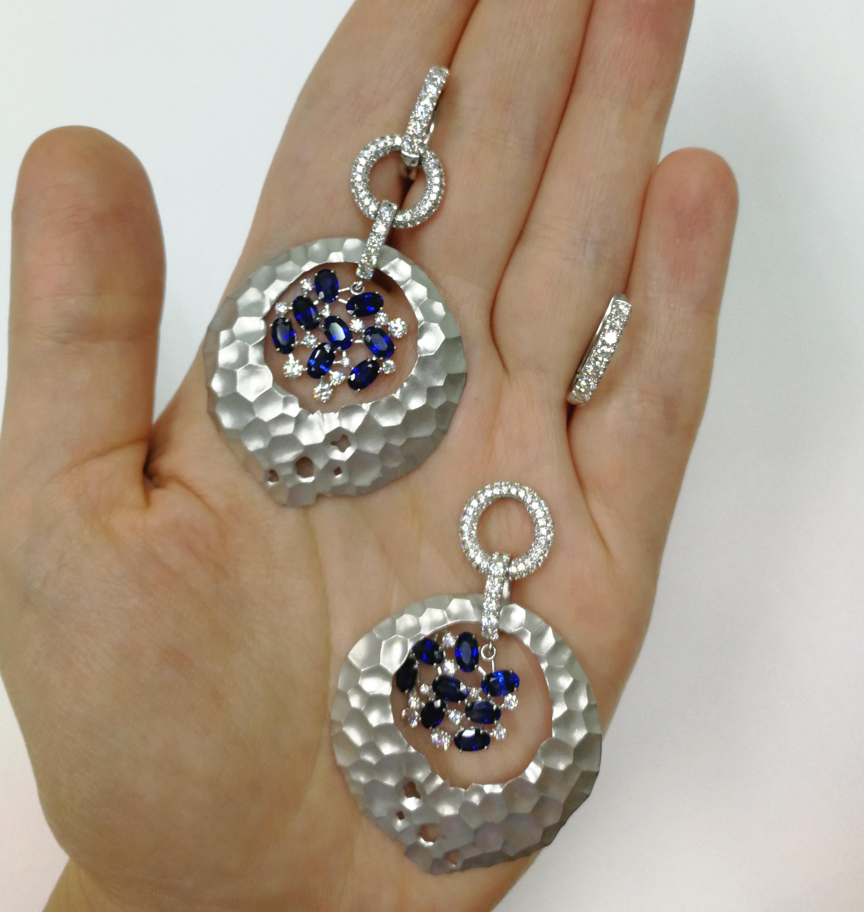 Oasis-Ohrringe mit blauen Saphiren und Diamanten aus 18 Karat Weißgold im Angebot 1