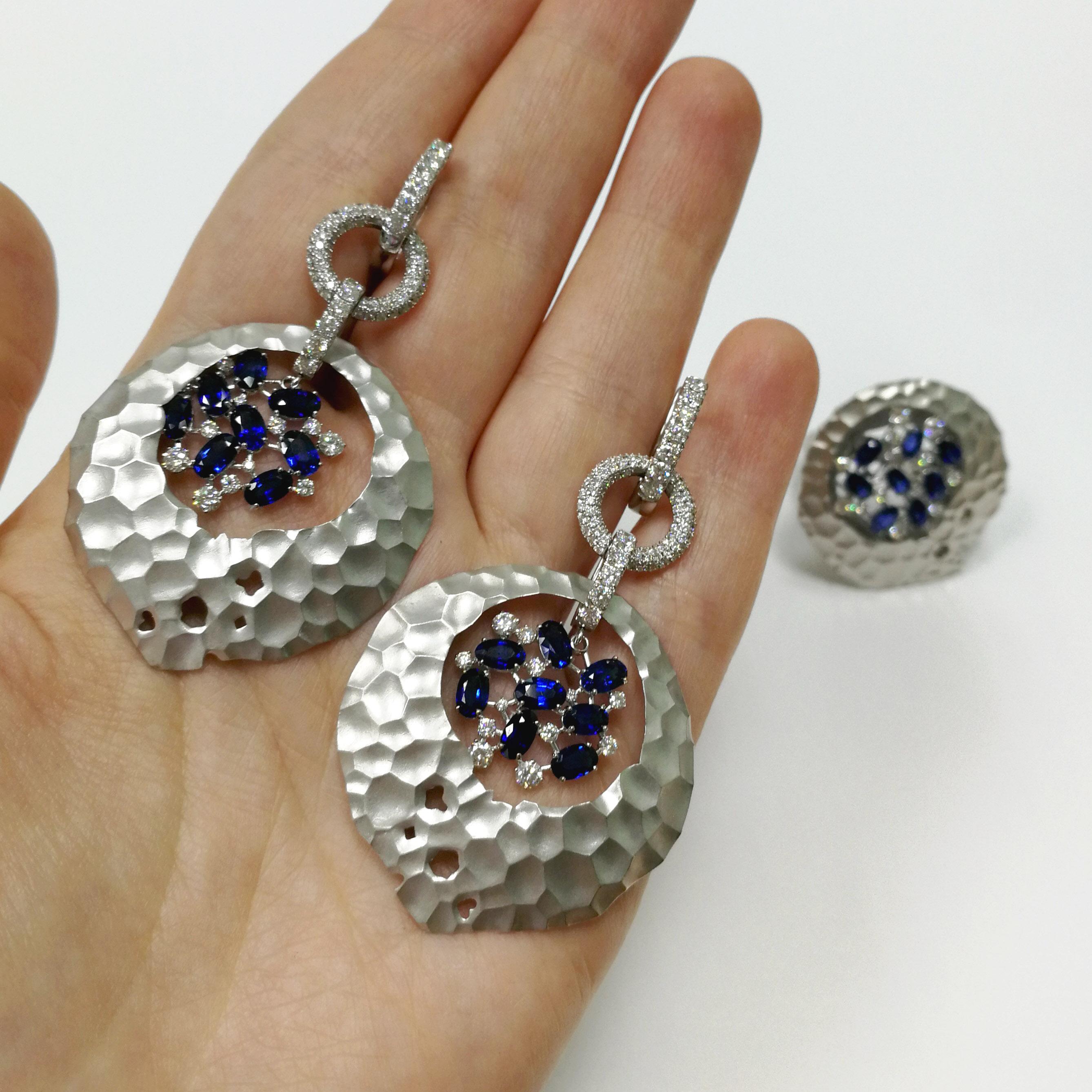 Oasis-Ohrringe mit blauen Saphiren und Diamanten aus 18 Karat Weißgold im Angebot 2