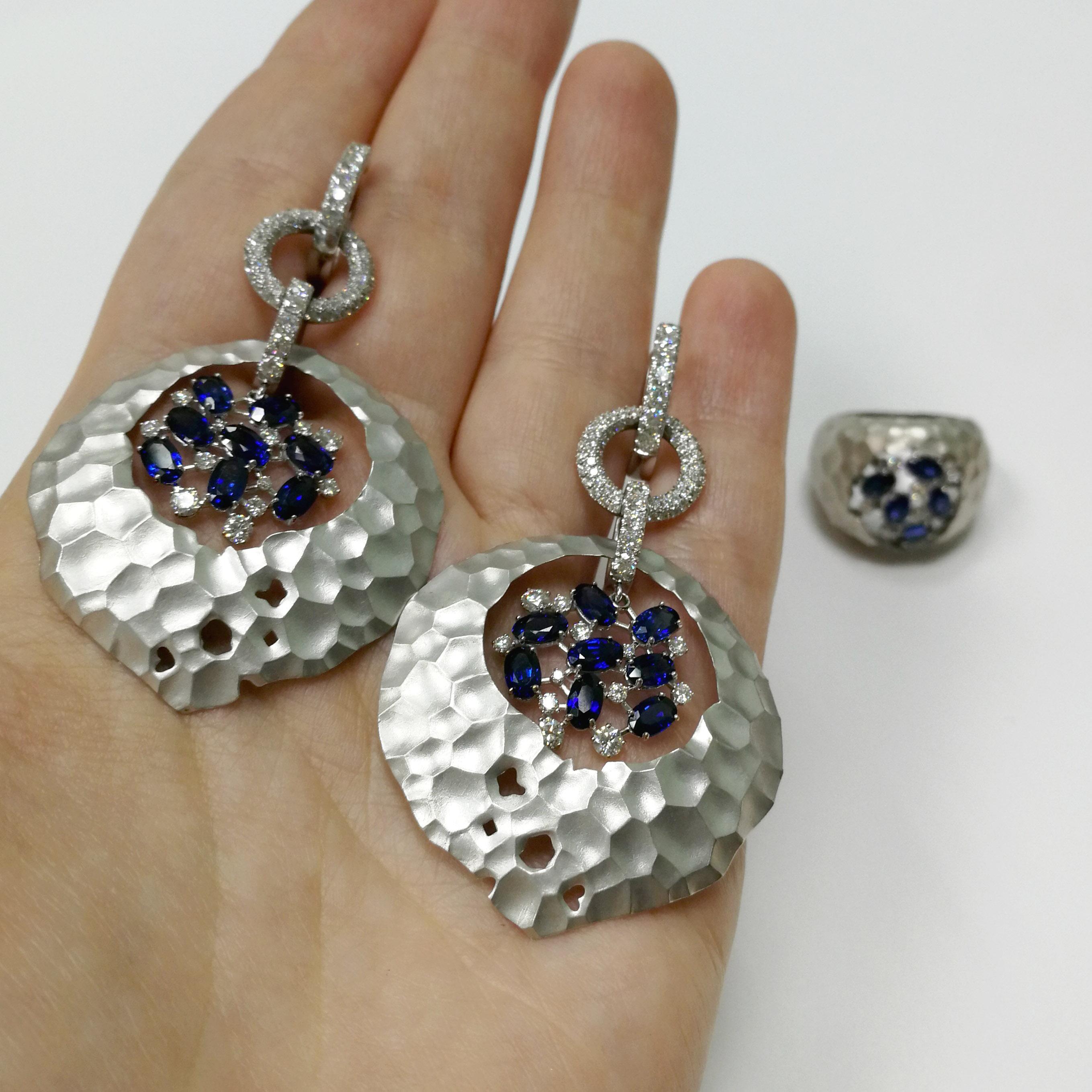 Oasis-Ohrringe mit blauen Saphiren und Diamanten aus 18 Karat Weißgold im Angebot 3