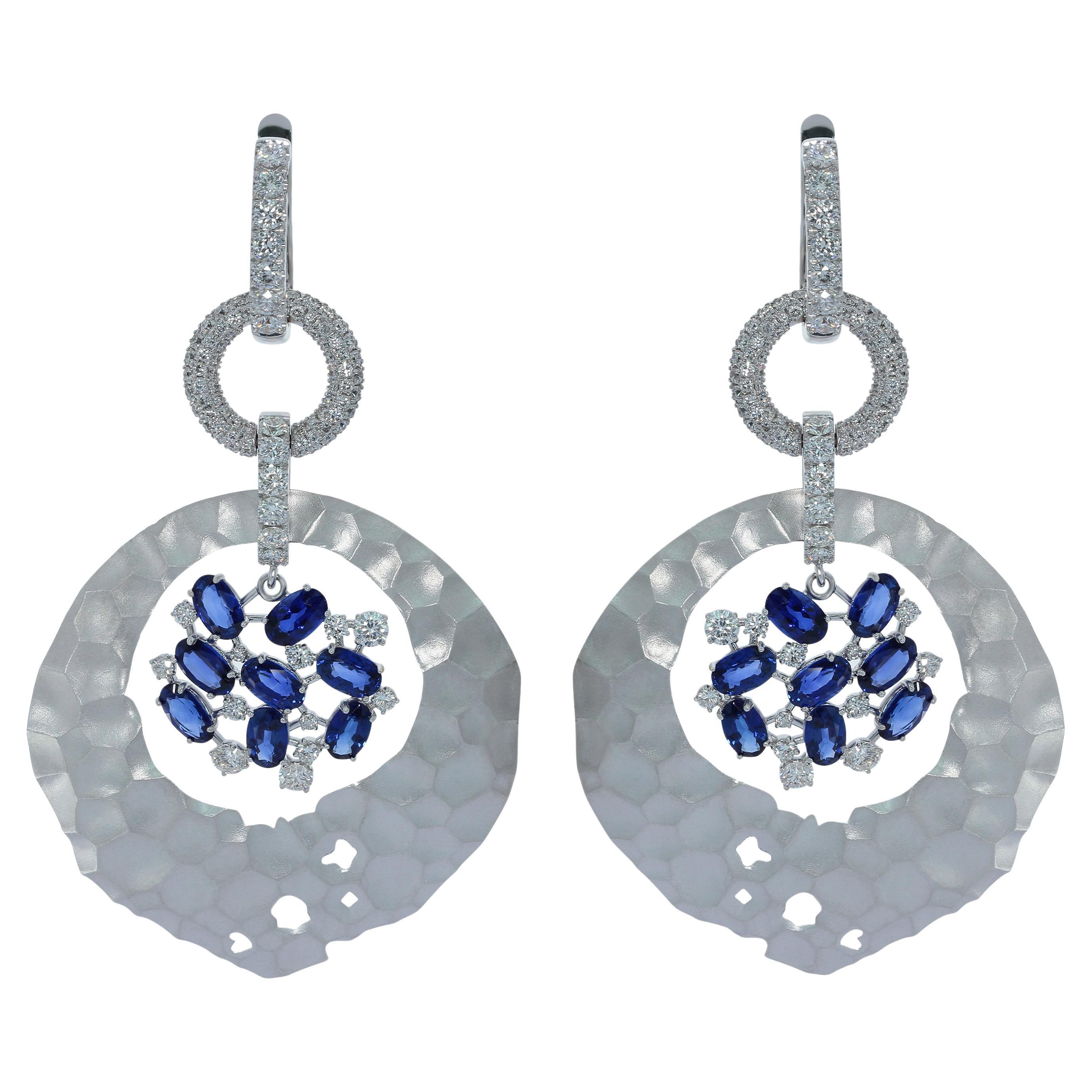 Oasis-Ohrringe mit blauen Saphiren und Diamanten aus 18 Karat Weißgold im Angebot