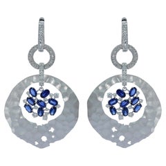 Boucles d'oreilles Oasis en or blanc 18 carats avec saphirs bleus et diamants