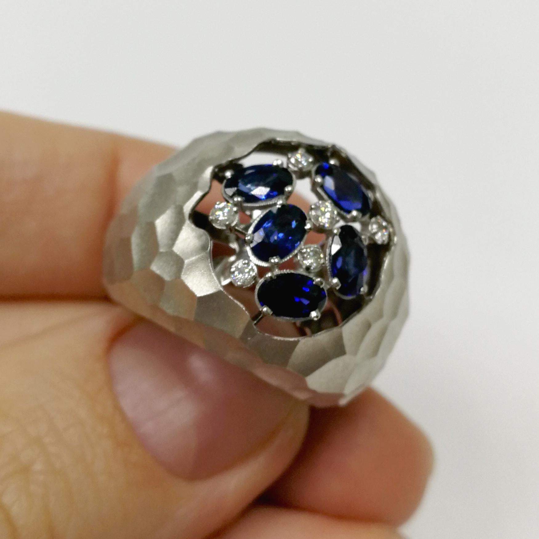 Blaue blaue Saphire Diamanten 18 Karat Weißgold Oasis Ring (Zeitgenössisch) im Angebot