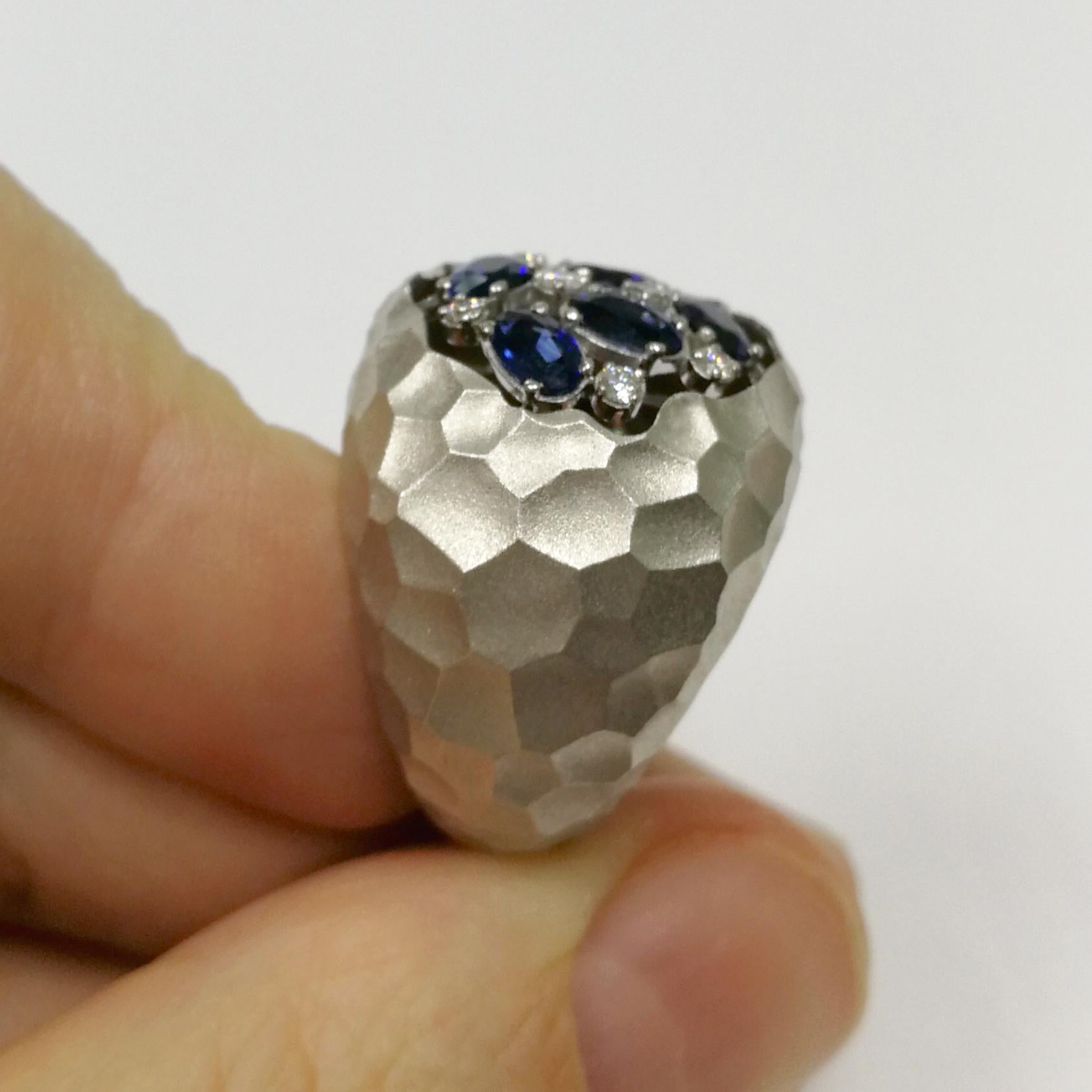 Blaue blaue Saphire Diamanten 18 Karat Weißgold Oasis Ring (Ovalschliff) im Angebot