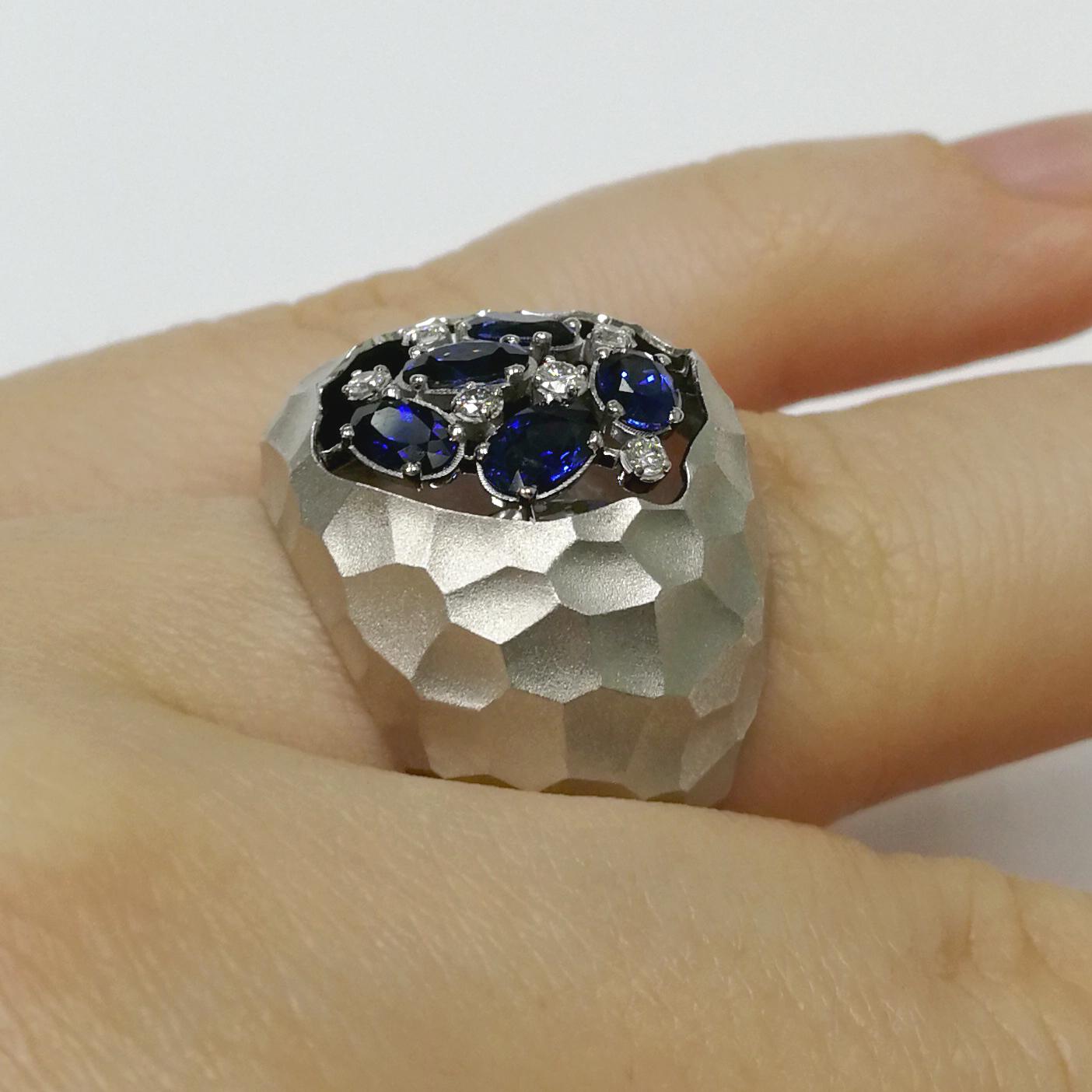 Blaue blaue Saphire Diamanten 18 Karat Weißgold Oasis Ring im Angebot 2