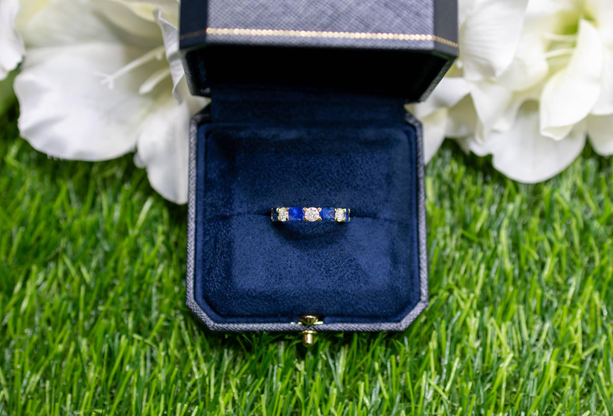 Bague d'éternité en or jaune 18 carats avec saphirs bleus et diamants de 3,29 carats Neuf - En vente à Aliso Viejo, CA