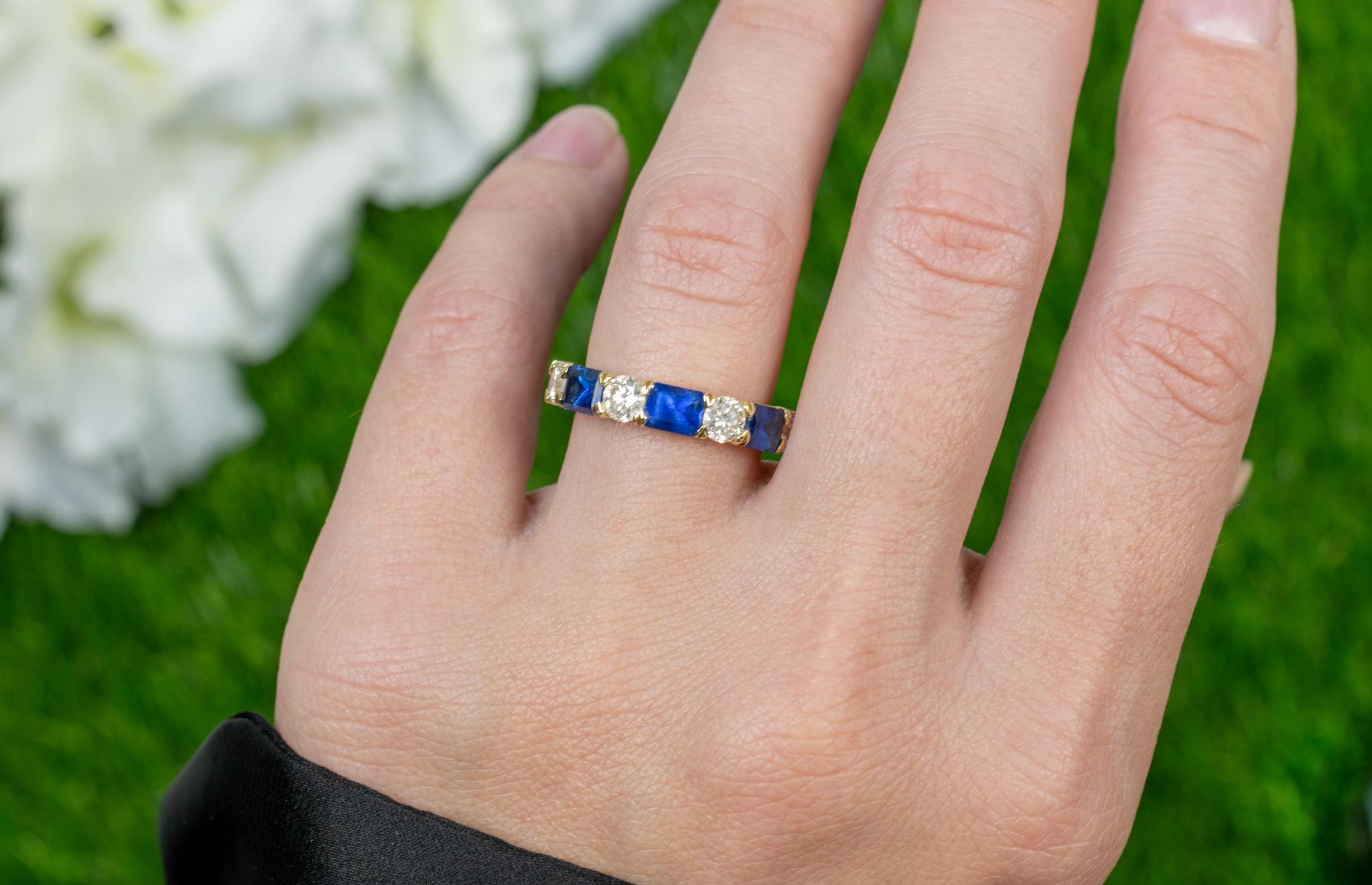 Taille mixte Bague d'éternité en or jaune 18 carats avec saphirs bleus et diamants de 3,29 carats en vente