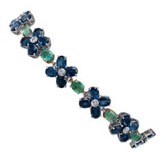Blaue Saphire:: Smaragde:: Diamanten:: Retrò-Armband aus 14 Karat Weiß- und Roségold