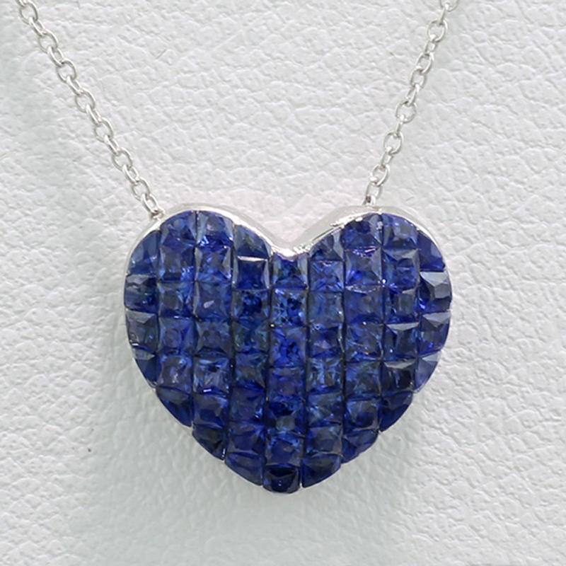 Coeur, pavé de 55 saphirs bleus, environ 1,10 carats au total, taille carrée. Les saphirs couvrent toute la surface du cœur de leur riche teinte bleue. Pendentif en forme de cœur sur une délicate chaîne à ancre avec un fermoir à anneau à ressort. La