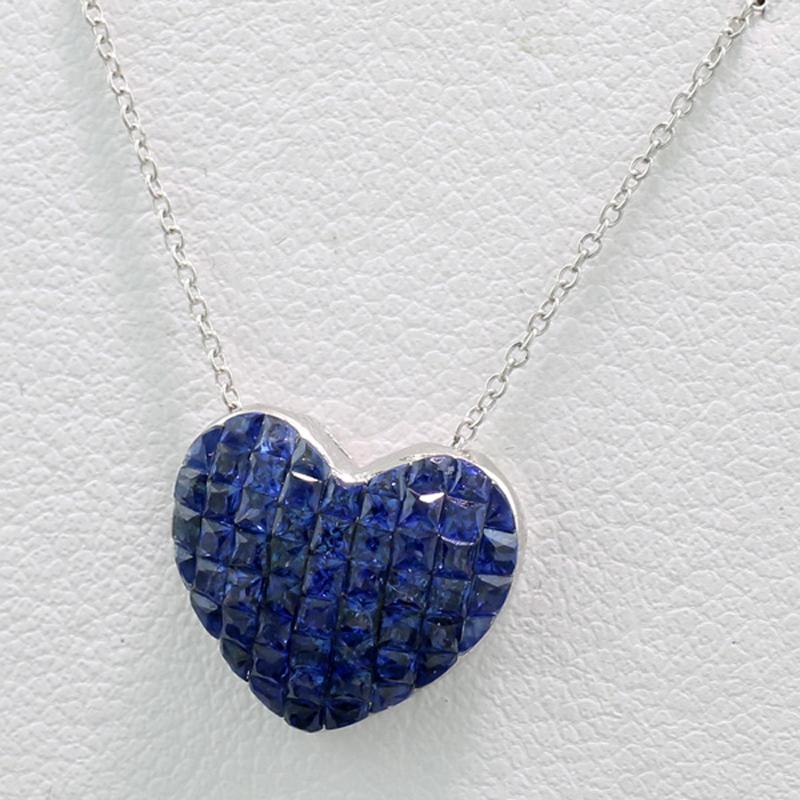 Taille carrée Pendentif coeur saphirs bleus avec chaîne en or blanc 18Kt serment d'amour  en vente