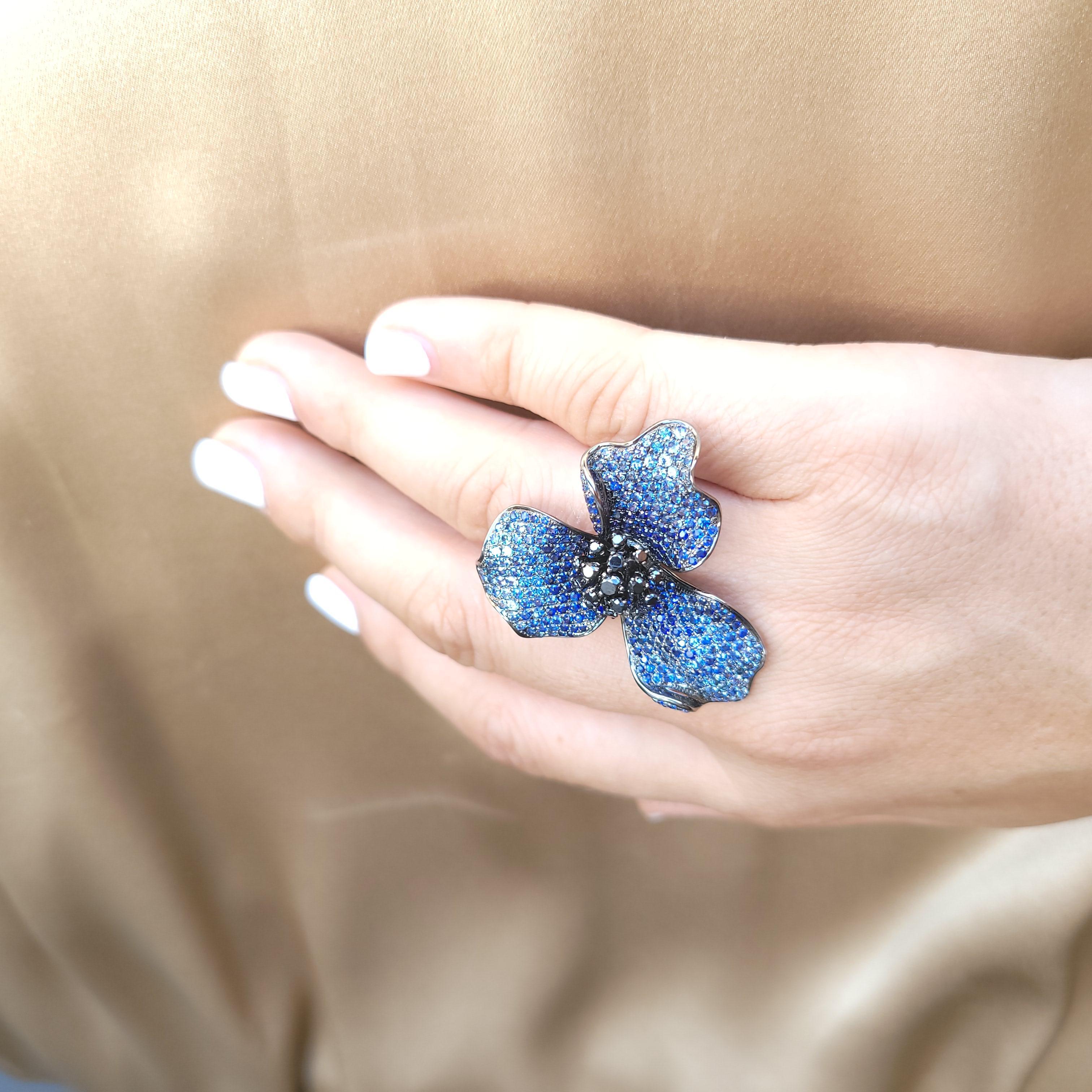 Blue Sapphires Orchid Garden Ring in 18K Gold in Rhodium and Black Diamonds In New Condition In Hong Kong, HK