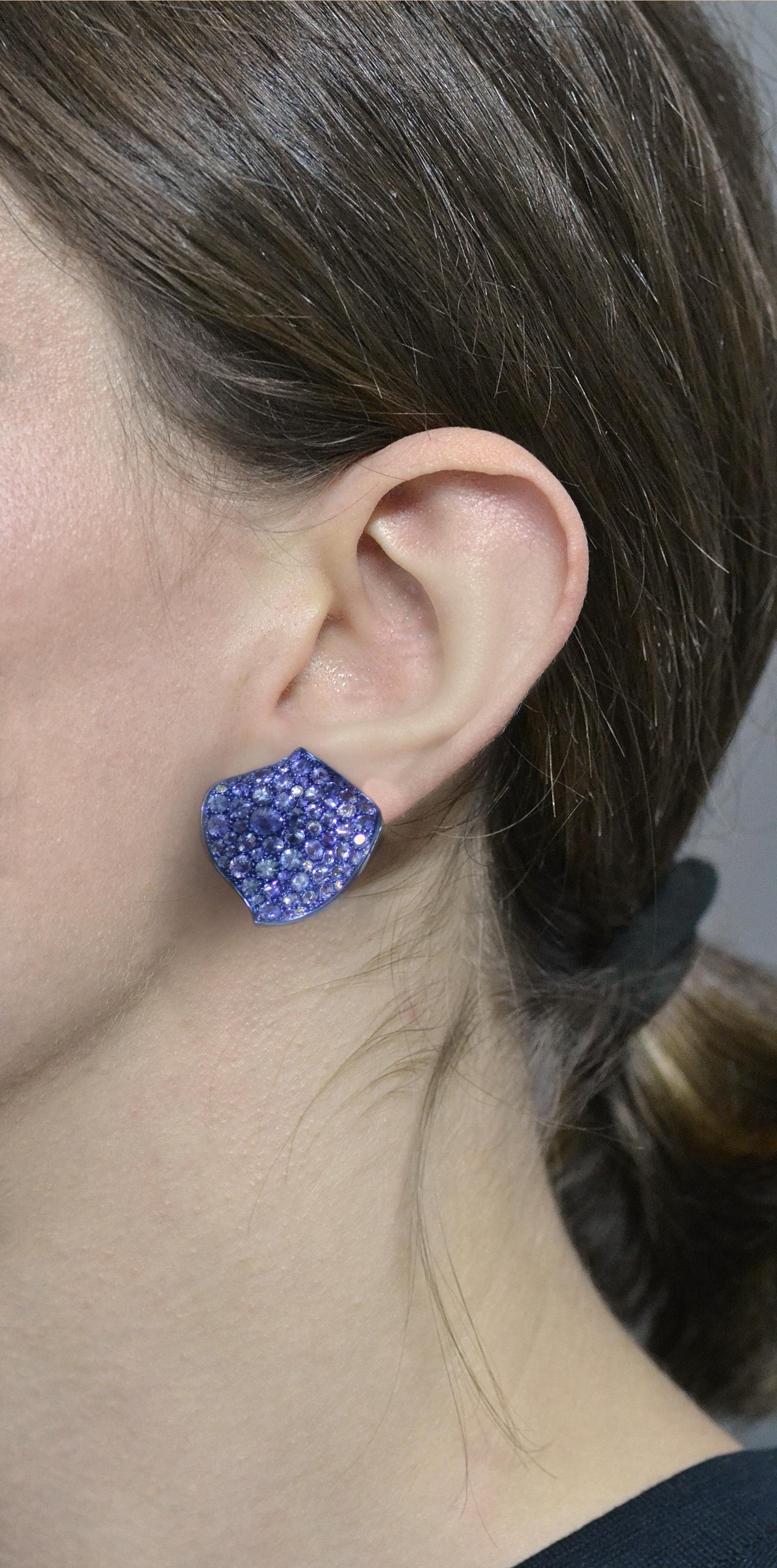 Petal earclips in titanium, fully pavé set in blue sapphires.
Handcrafted in Margherita Burgener family workshop based in Valenza, Italy, by skilled and talented goldsmiths.

Extremely light,  very brilliant.
Signed Margherita Burgener

n.36