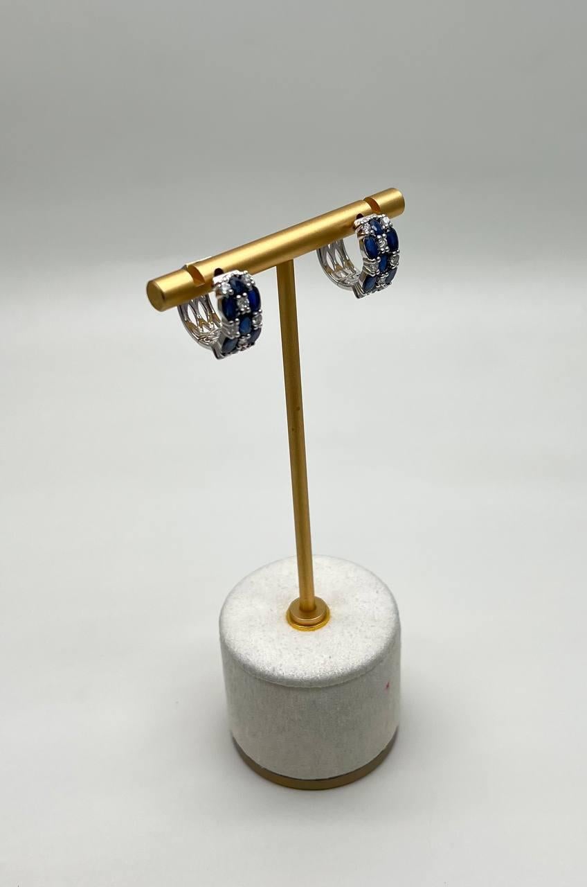 Modern Blue Sapphires White Diamond 14K White Gold Statement Huggie Hinge Earrings For Sale