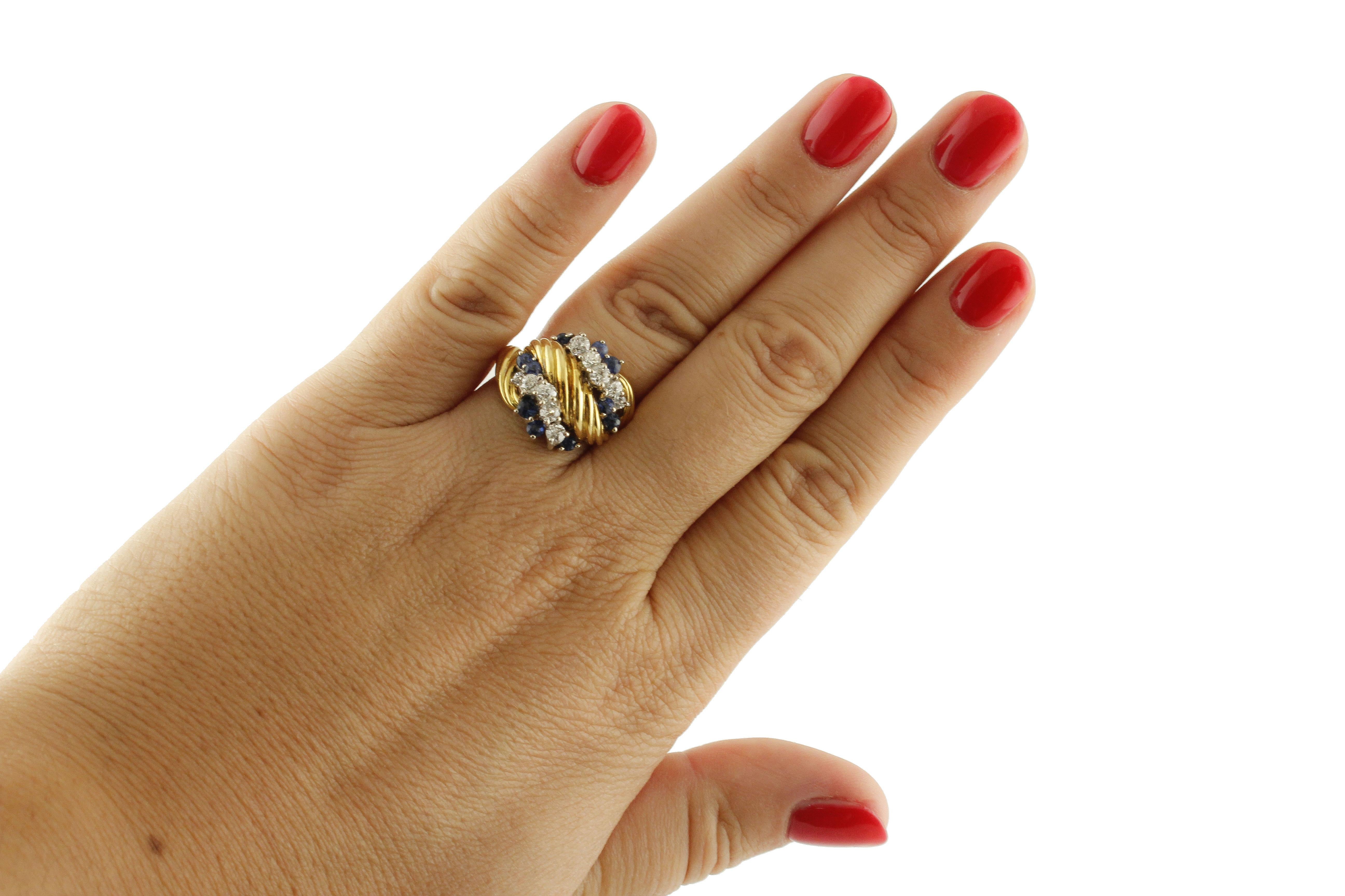 Blaue Saphire Weiße Diamanten Gelbgold Mode Ring im Angebot 1