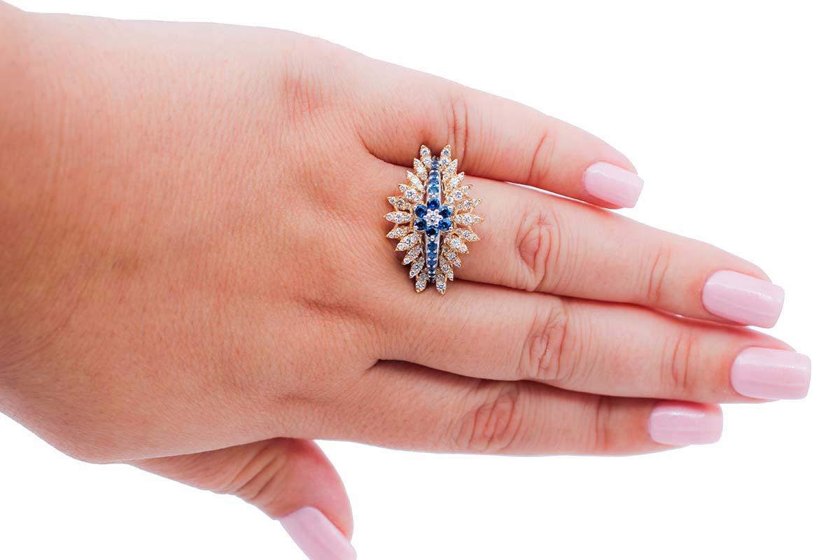 Blue Sapphires, Diamonds, 18 Karat White and Yellow Gold Ring en Bueno Estado en Marcianise, Marcianise (CE)