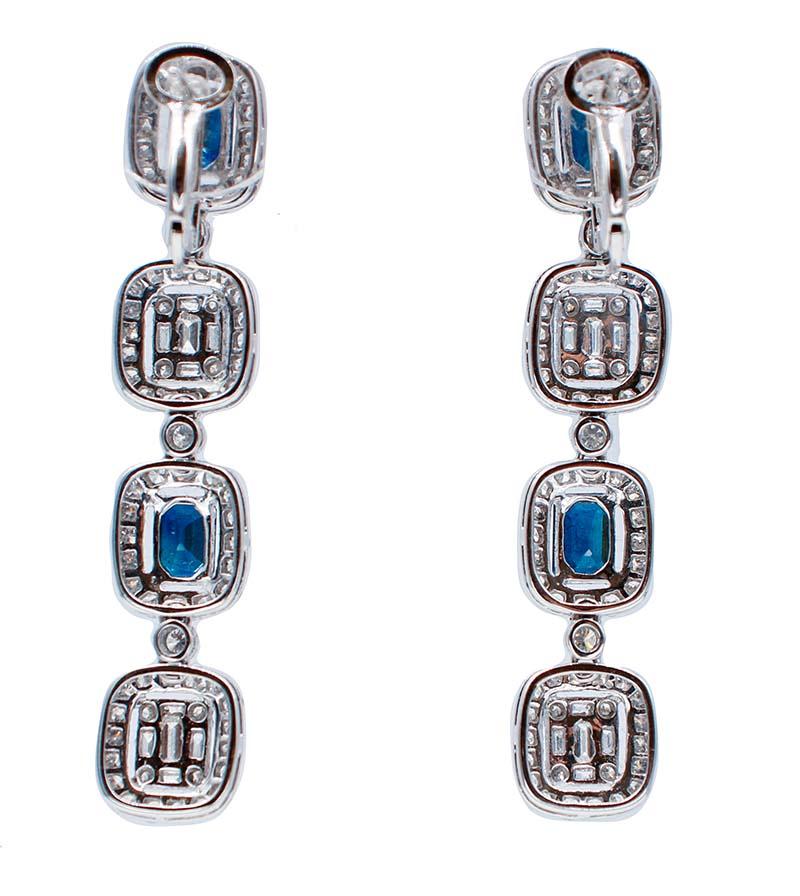 Blue Sapphires, Diamonds, 18 Karat White Gold Dangle Earrings Moderno en venta