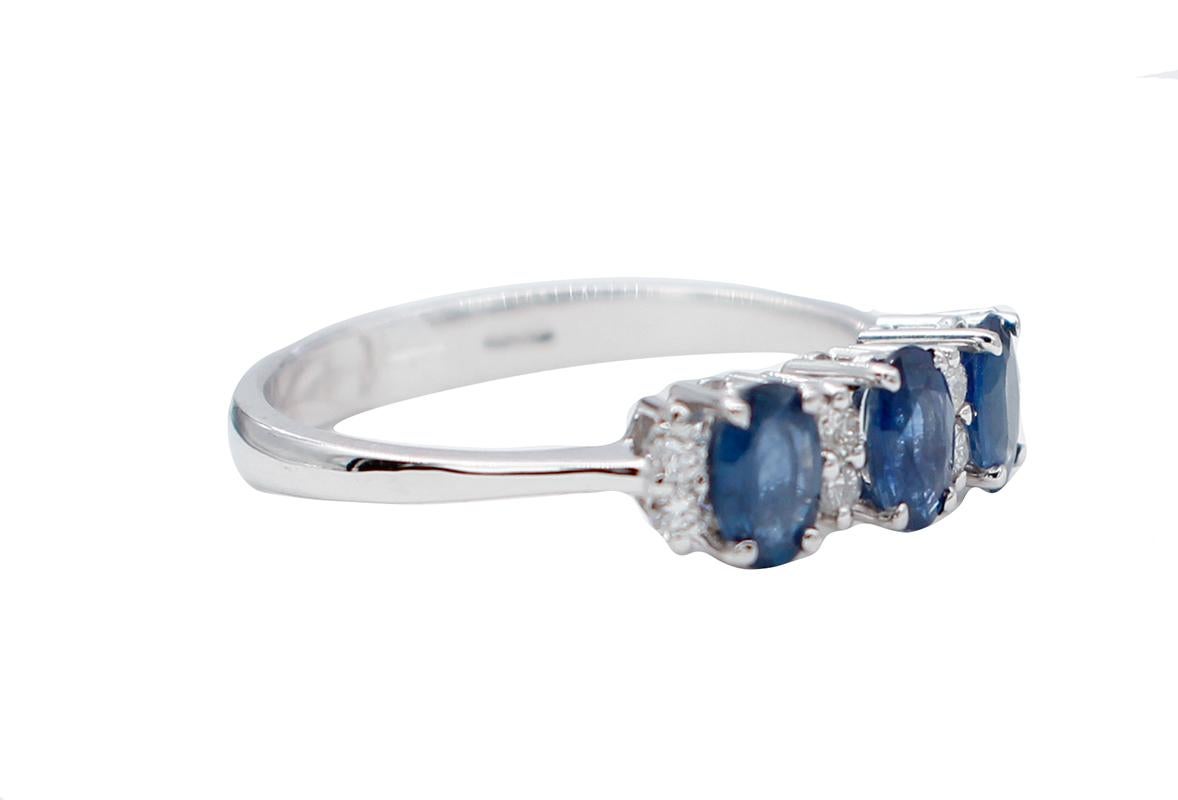 SHIPPING POLICY:
No additional costs will be added to this order.
Shipping costs will be totally covered by the seller (customs duties included).

Gorgeous  ring in 18 kt white gold structure mounted with three oval sapphires alternated with a row