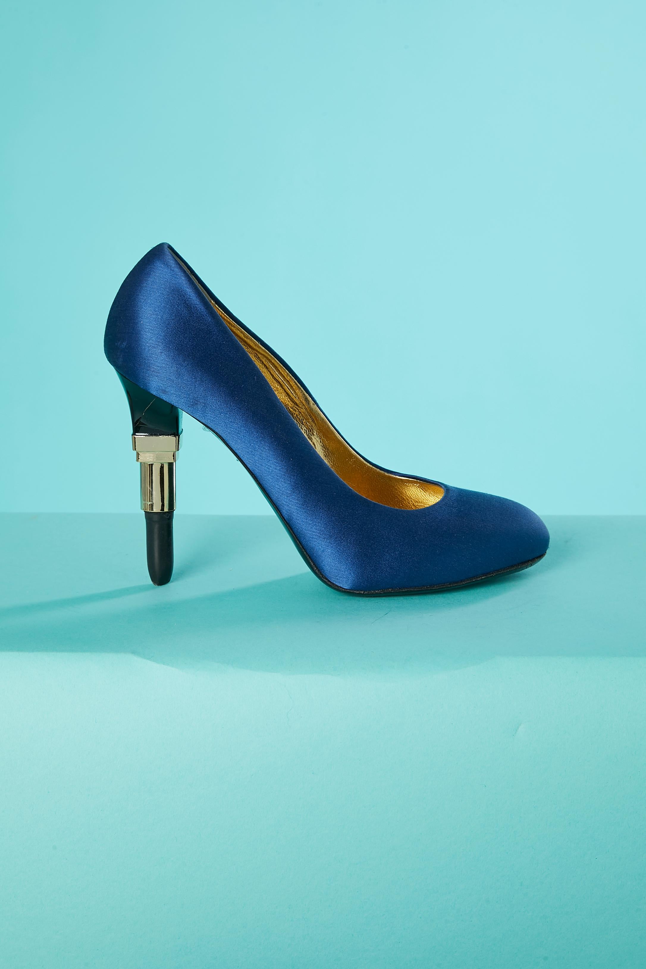 Stiletto in raso blu con tacco rossetto. Numero di scarpe 37 1/5 (italiano) 
Altezza del tacco: 10 cm