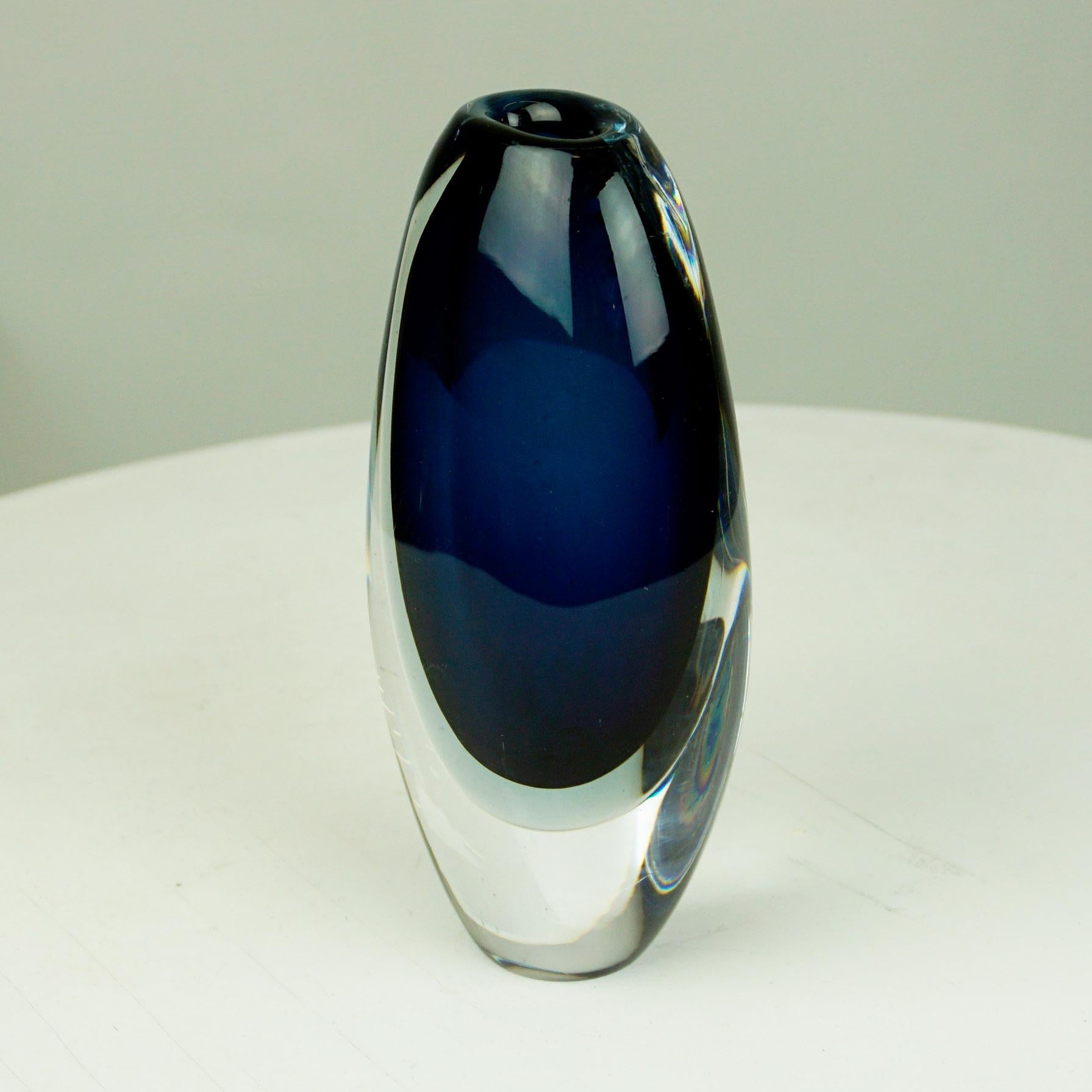 Beautiful two-tone dark and bright Blue Scandinavian Modern Sommerso glass vase, produced circa 1950s-1960s by Kosta Sweden and designed by Vicke Lindstrand.
The underside shows the incised signature with Model Number, Kosta LH 1836
Excellent