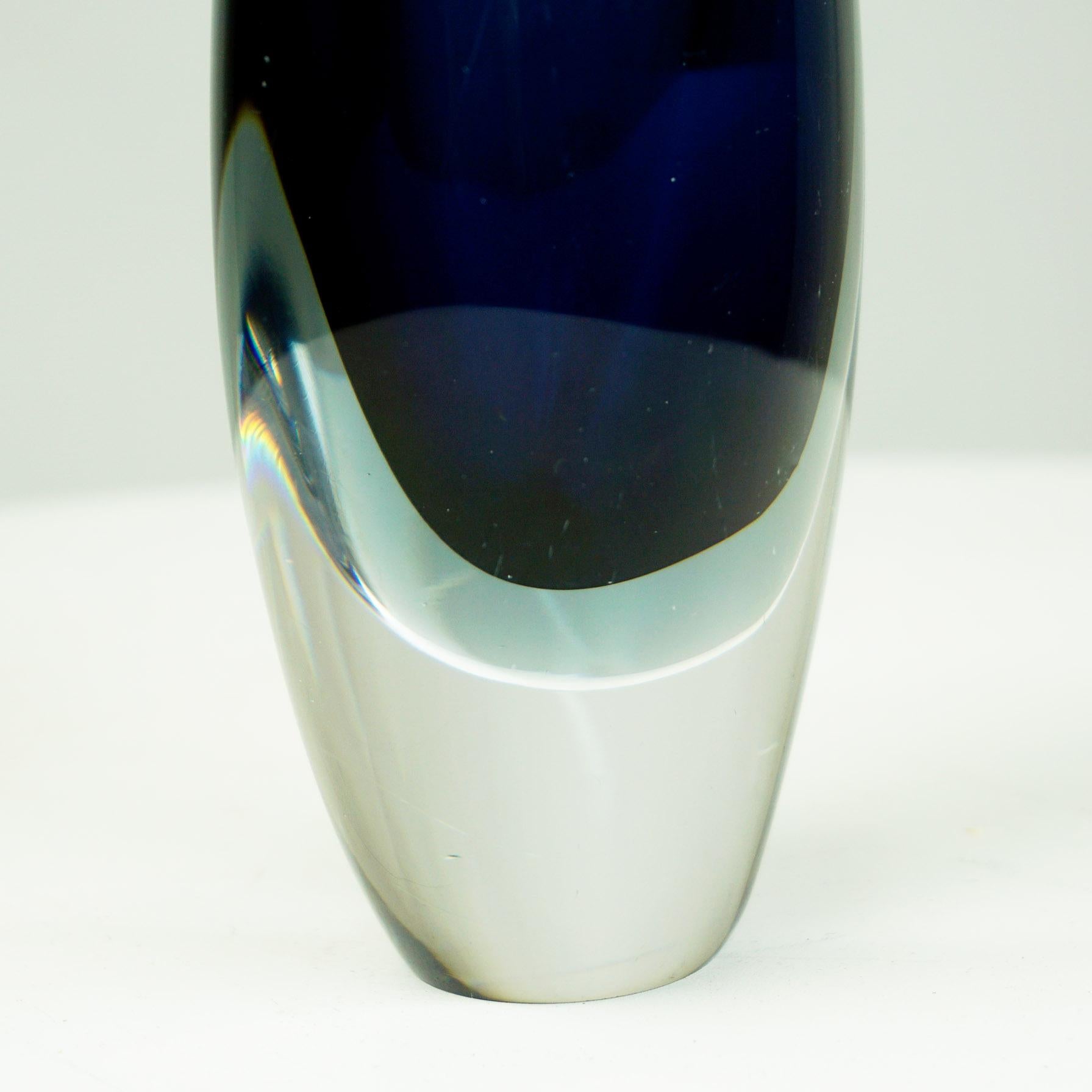 Blue Scandinavian Modern Sommerso Vase by Vicke Lindstrand for Kosta, Sweden In Good Condition In Vienna, AT