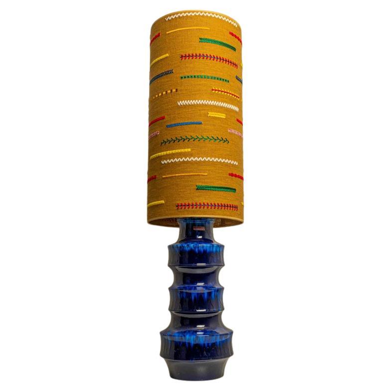 Lampe de table en céramique Scheurig bleue avec abat-jour personnalisé par René Houben