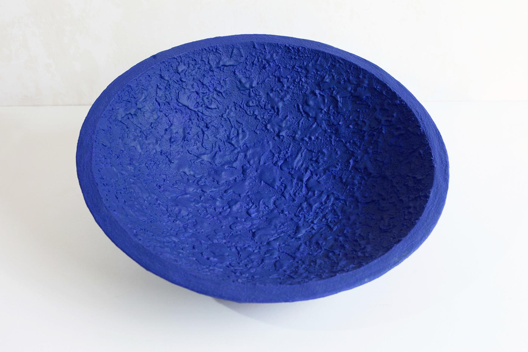 Blue sculpture made by the ceramist Jean-François Reboul in 2022. 
This piece of art is made of concrete and pigments. 
Dimensions: D 26.5