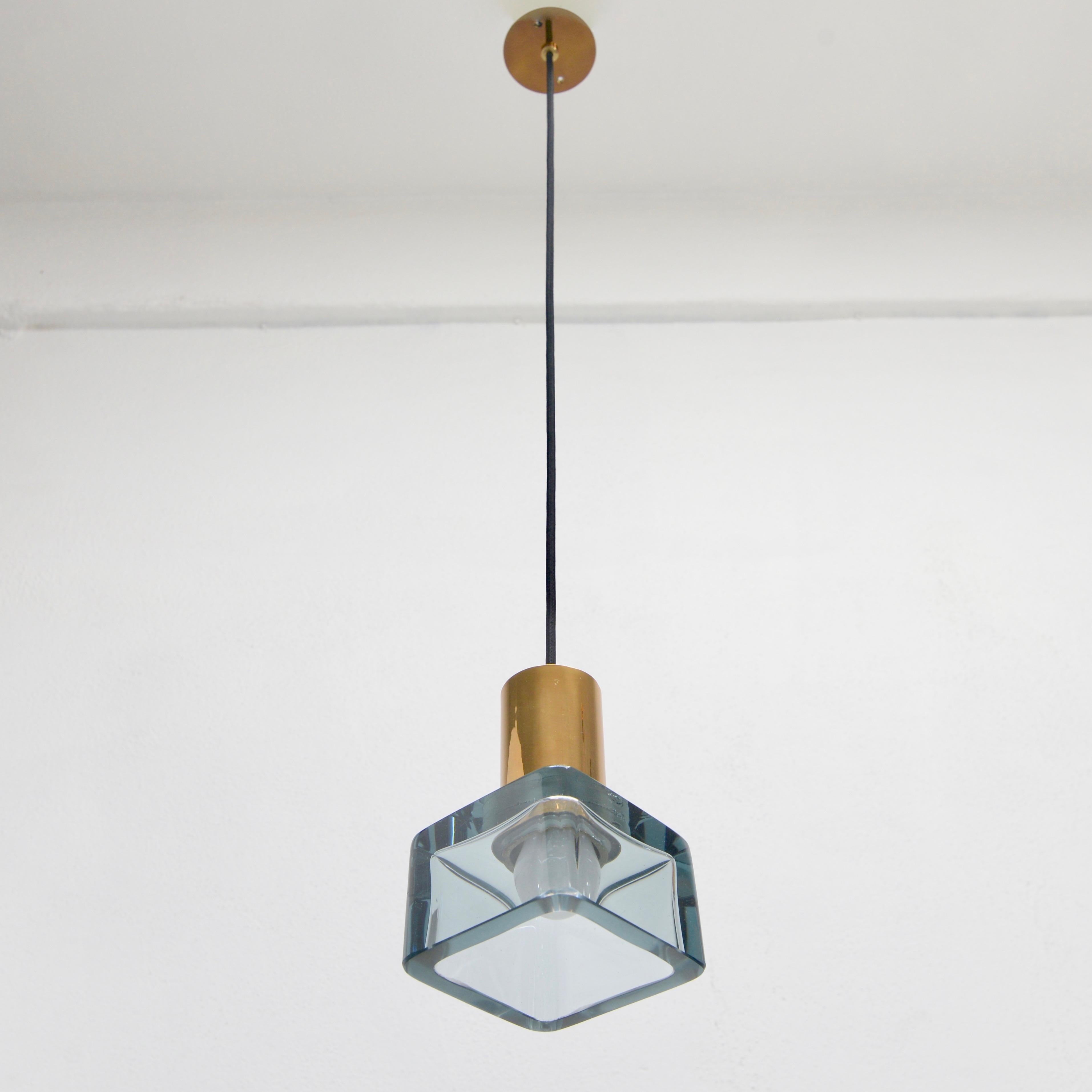 Wonderful classical Seguso pendant from 1960s Italy. In glass and aged brass. With a single E26 based socket. Wired for use in the US. Light bulb included with order.
Measurements:
OAD: 42”
Diameter 7.25”
Fixture height 8.25”.