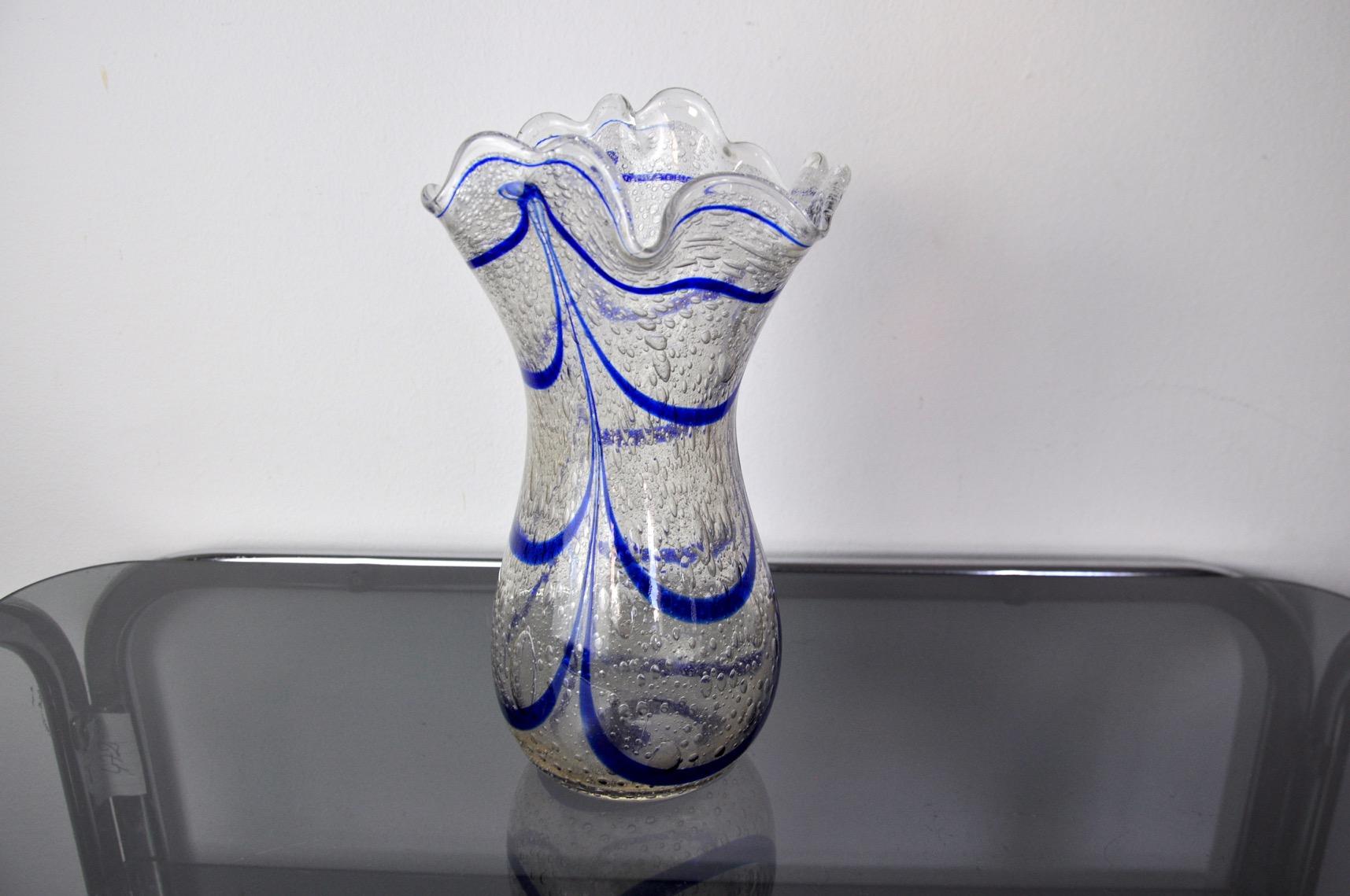Vase in blue and transparent Italian art glass Sommerso blown by hand.
Attributed to seguso, murano Italy, and 1960s.
This colorful vase has a beautiful design with drawn details and a ribbed edge according to the Sommerso technique.
Use it as a