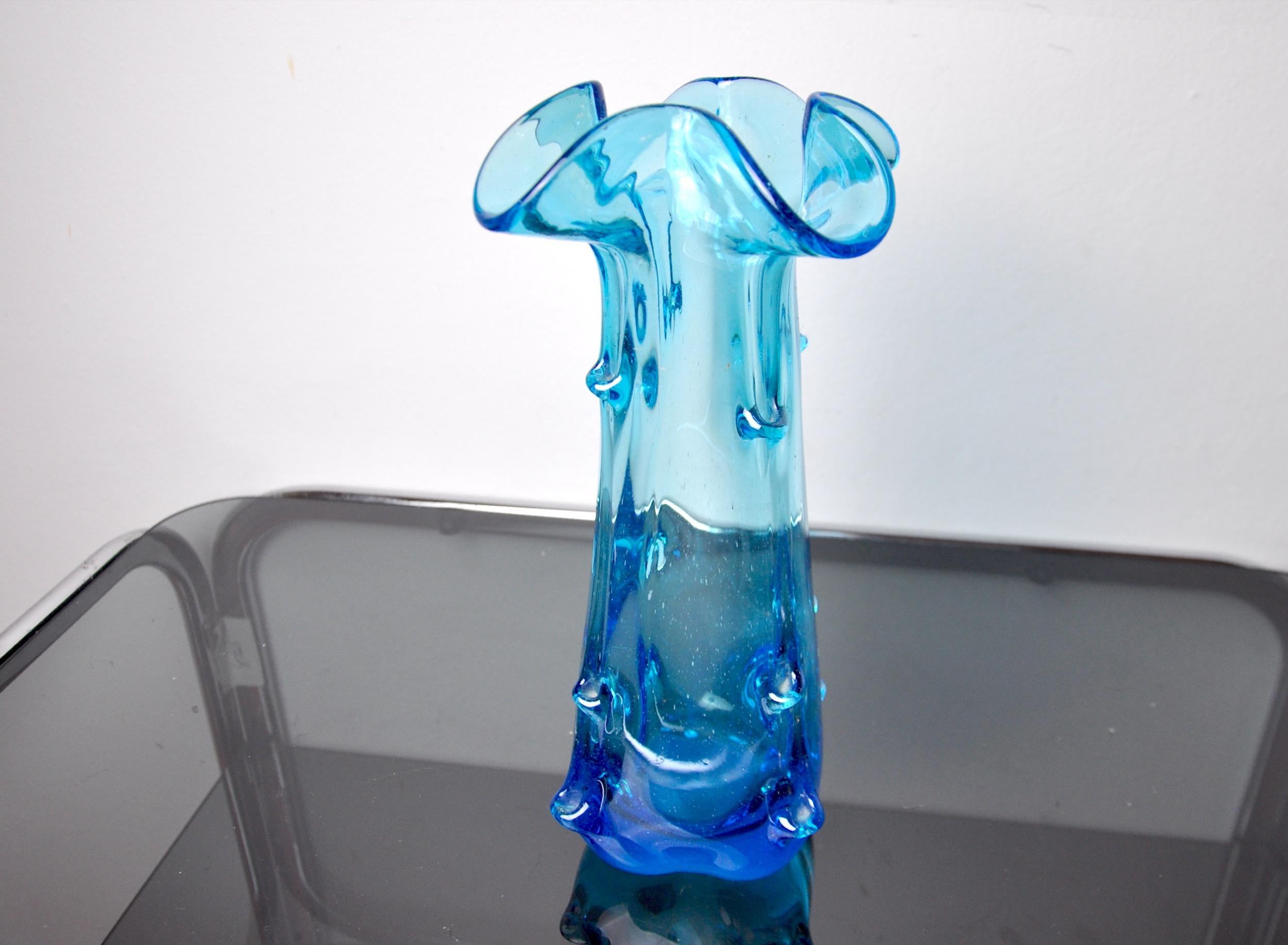 Hand-blown blue and transparent italian art glass vase.

Attributed to seguso, murano italy, 1970s.

This colorful vase has a beautiful design with drawn details and a ribbed edge according to the sommerso technique.

Use it as a decorative
