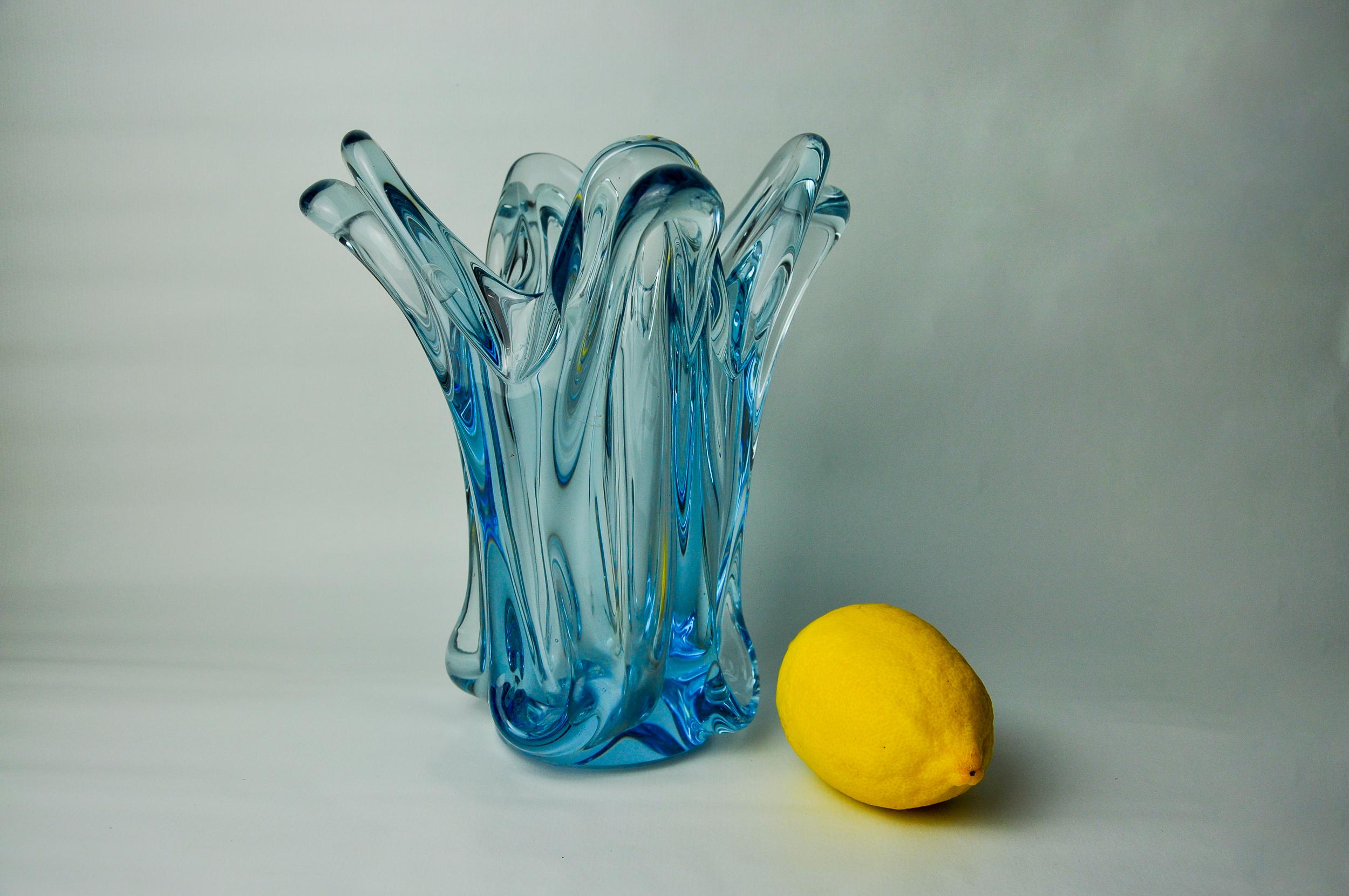 Vaso in vetro artistico italiano soffiato a mano di colore blu sommerso. Attribuito a seguso, murano italia, anni '1970. Questo vaso colorato ha un bellissimo design con dettagli tirati e un bordo a coste. Usalo come vaso decorativo o centrotavola.