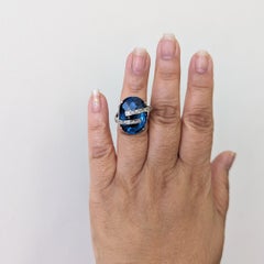 Blauer ovaler und weißer Diamant-Cocktailring aus 14 Karat Weißgold mit Halbedelsteinen