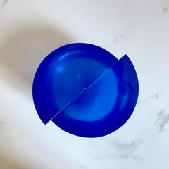 Sculpture semi-sphérique bleue en résine polie de Paola Valle