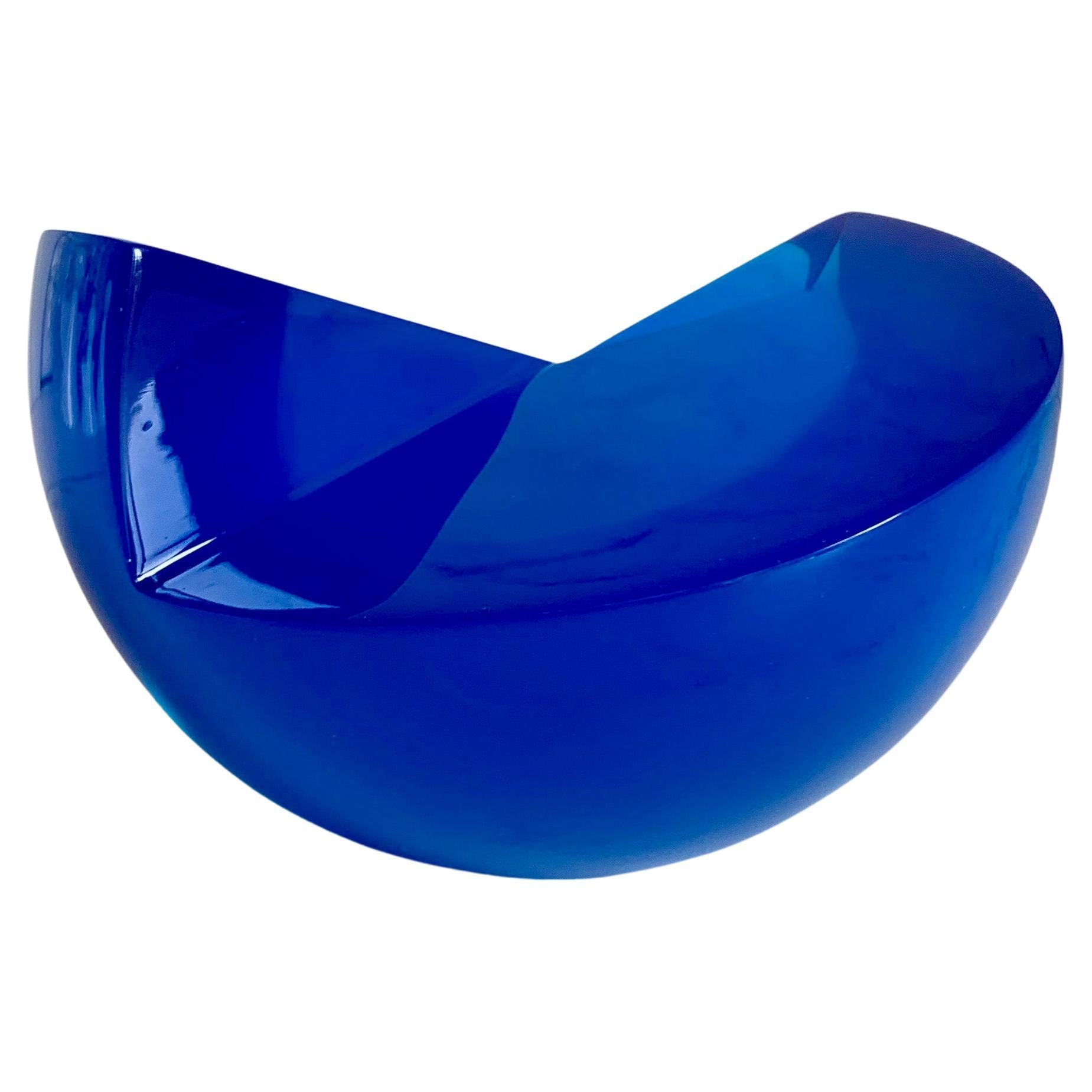 Sculpture semi-sphérique bleue en résine polie de Paola Valle