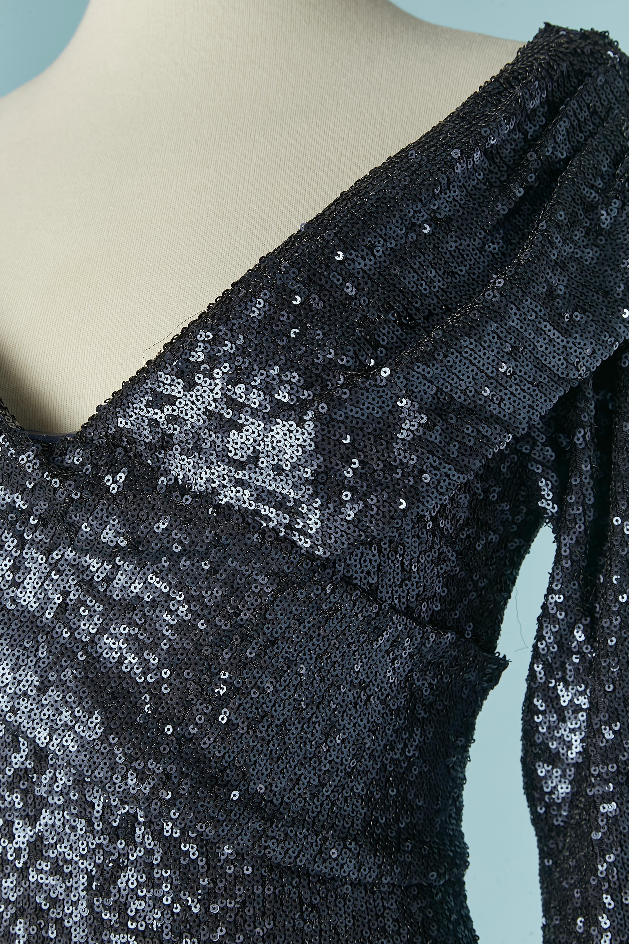 Abito da sera blu con paillettes. Composizione del tessuto principale: 96% poliestere, 4% spandex. Composizione della fodera: 100% poliestere. 
Chiusura con zip al centro della schiena + gancio e occhiello.  Cinturino in silicone sul bordo interno