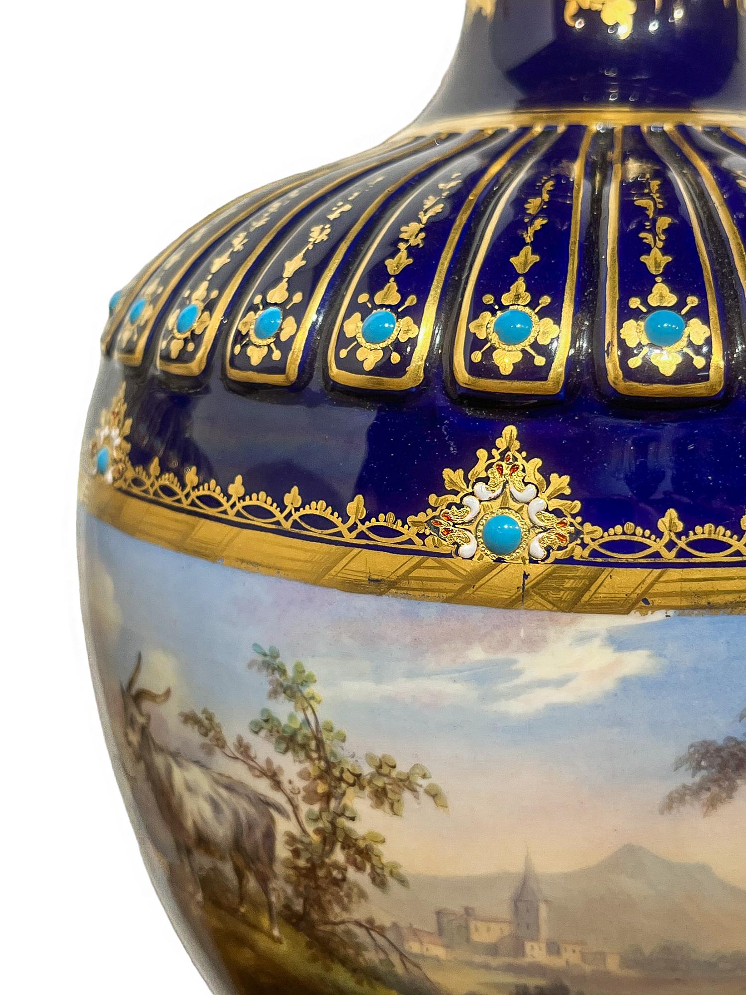 Blaues Serviergeschirr-Paar juwelenbesetzte Vasen mit vergoldeter Farbe und Türkis im Angebot 3