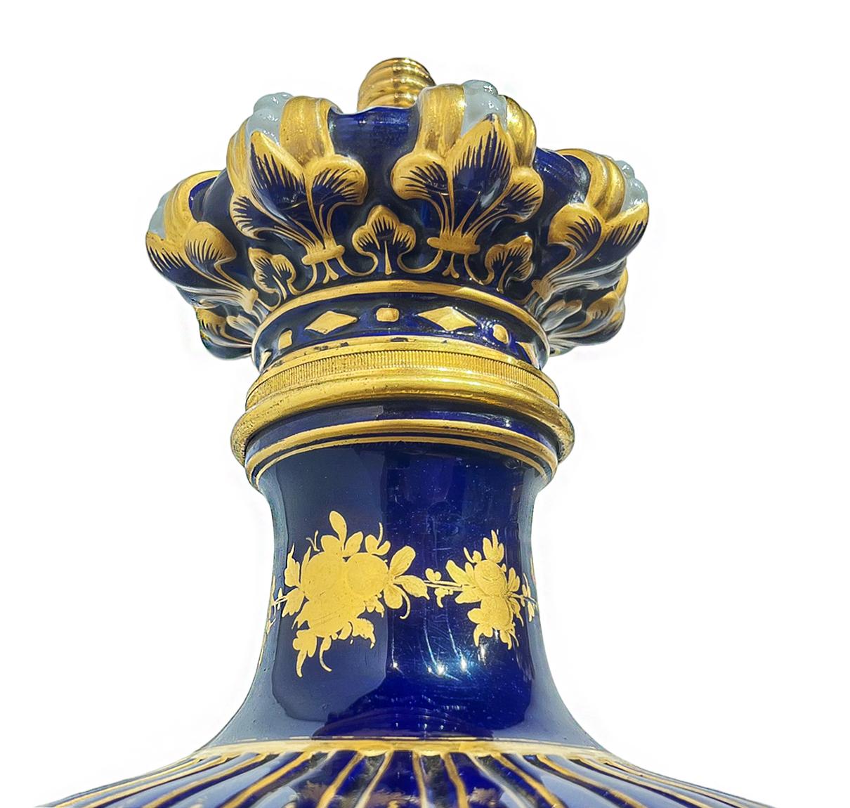 Blaues Serviergeschirr-Paar juwelenbesetzte Vasen mit vergoldeter Farbe und Türkis im Angebot 4