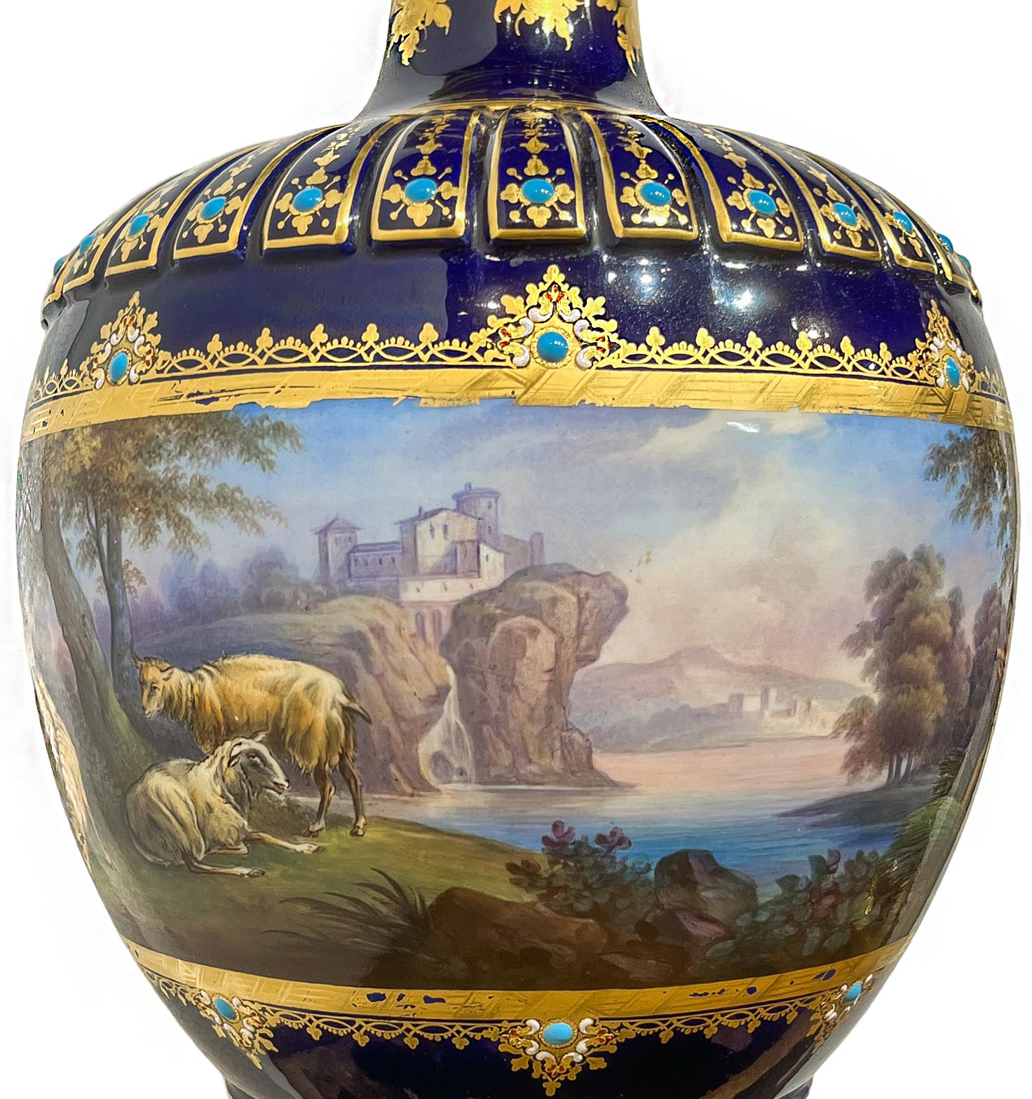 XIXe siècle Paire de vases à bijoux bleus « Serves » avec peinture dorée et turquoise en vente