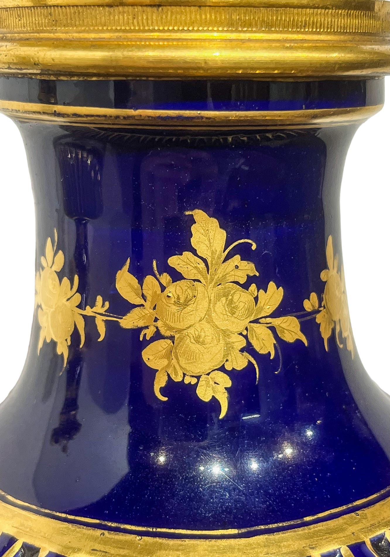 Blaues Serviergeschirr-Paar juwelenbesetzte Vasen mit vergoldeter Farbe und Türkis im Angebot 2