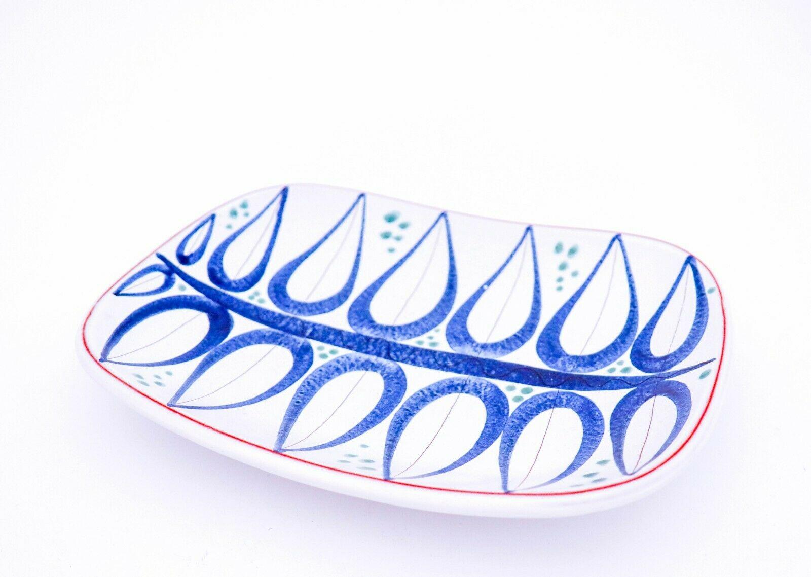 A serving dish in faience designed by Stig Lindberg at Gustavsberg Studio, it´s 25,5 x 19 cm. It´s in very good condition. It´s marked with the Stig Lindberg characteristic Studio-hand.