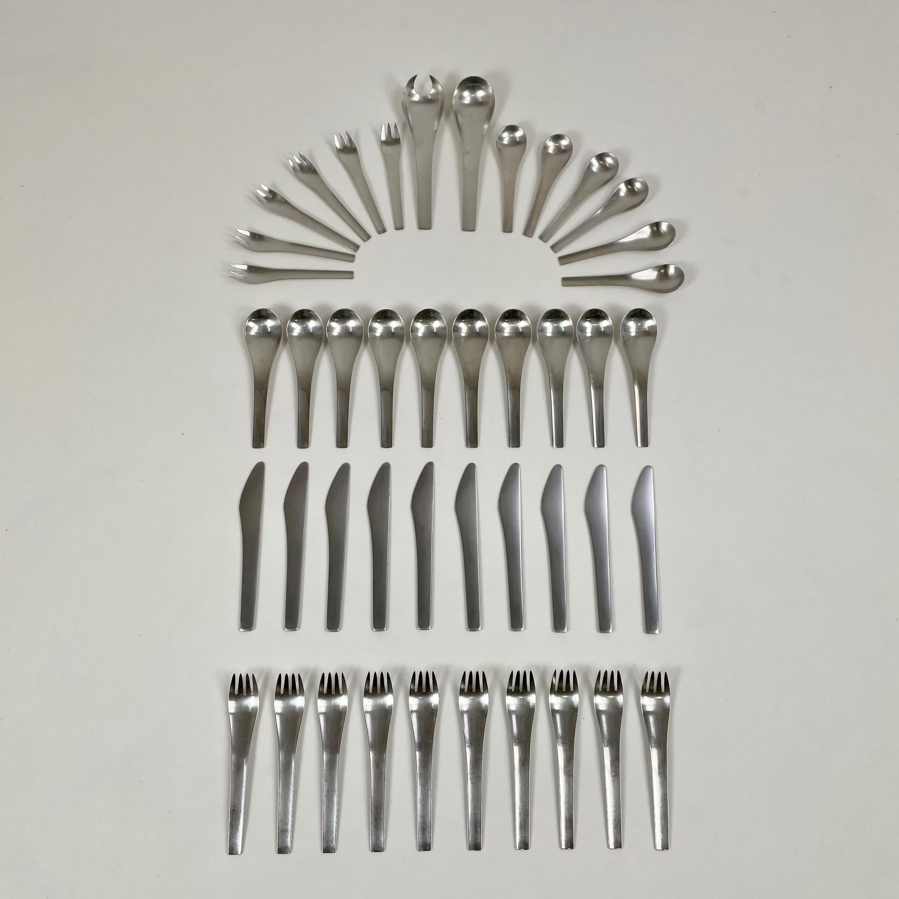 Precioso servicio de cubiertos Svende Siune para Georg Jensen Tiburón Azul, Georg Jensen, hacia 1965, Dinamarca.
Se trata de una edición original de época.
Acero inoxidable
44 piezas: 
-10 cucharadas : 6 17/32 pulg.
-10 horquillas : 6 11/16