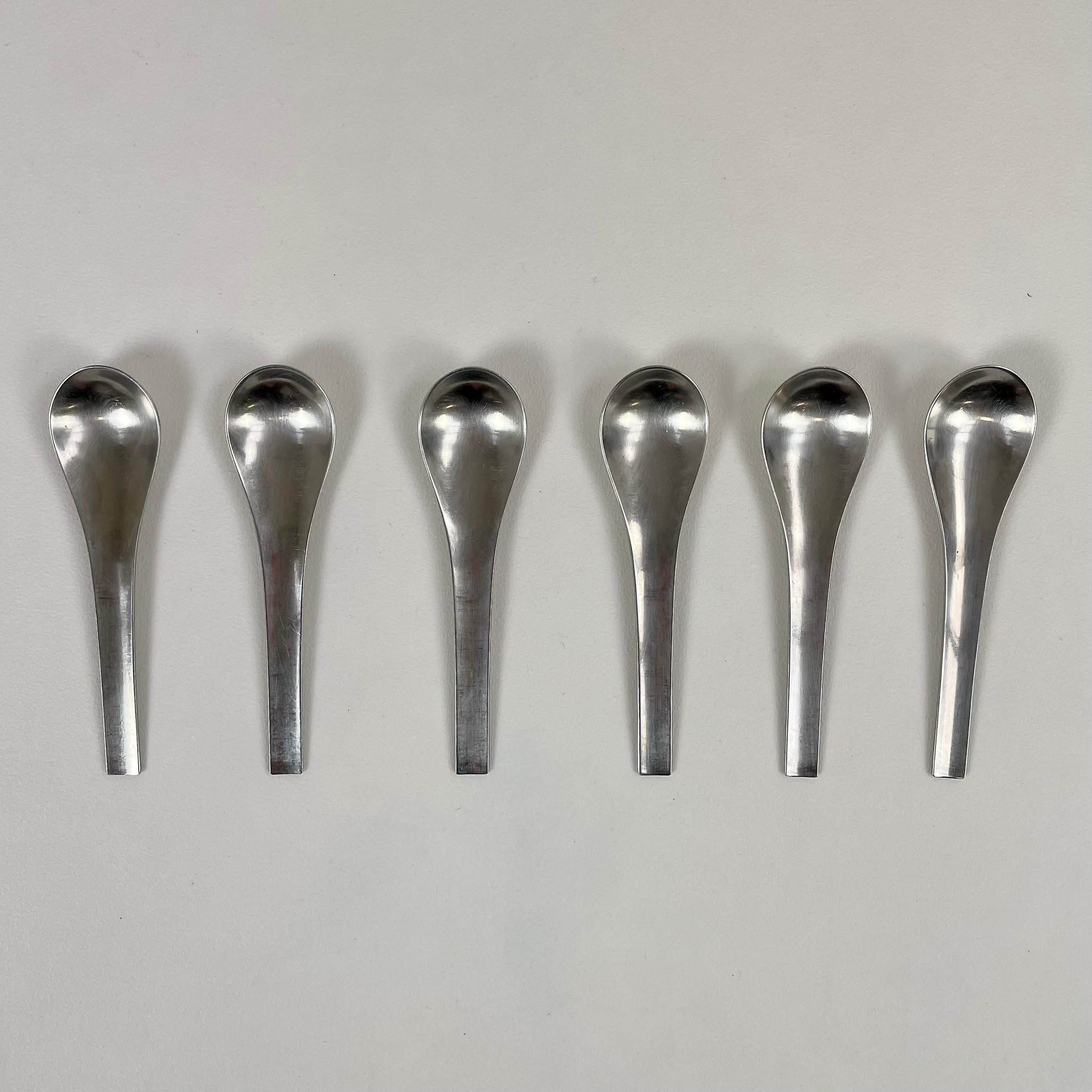 Juego de Cubiertos de Acero Inoxidable Tiburón Azul de Georg Jensen Servicio 44 Piezas Mate. mediados del siglo XX en venta