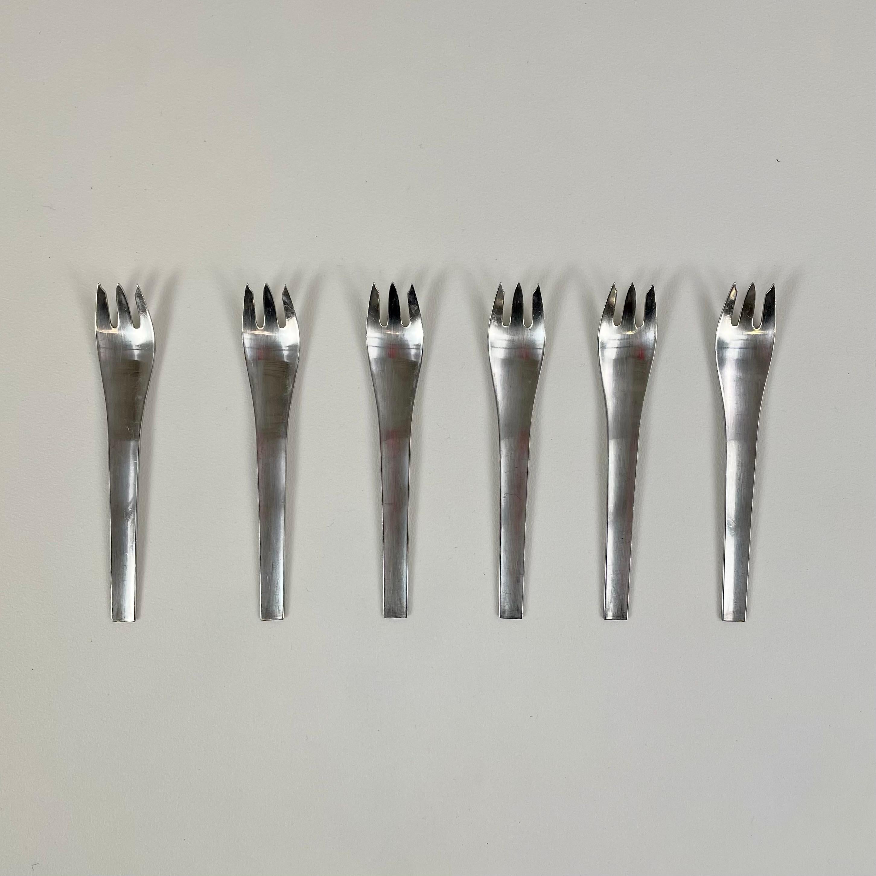 Juego de Cubiertos de Acero Inoxidable Tiburón Azul de Georg Jensen Servicio 44 Piezas Mate. Acero inoxidable en venta