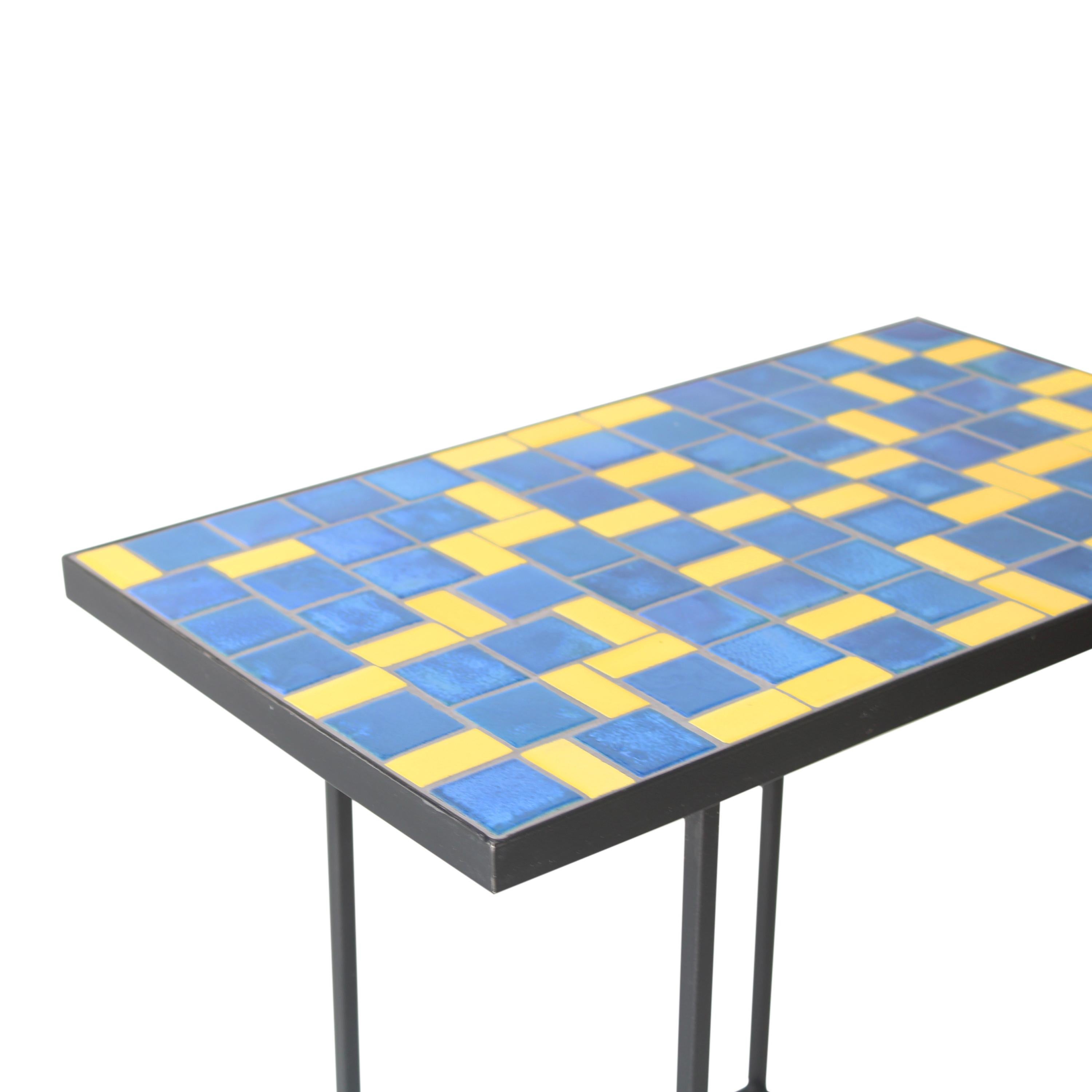 Table d'appoint bleue 