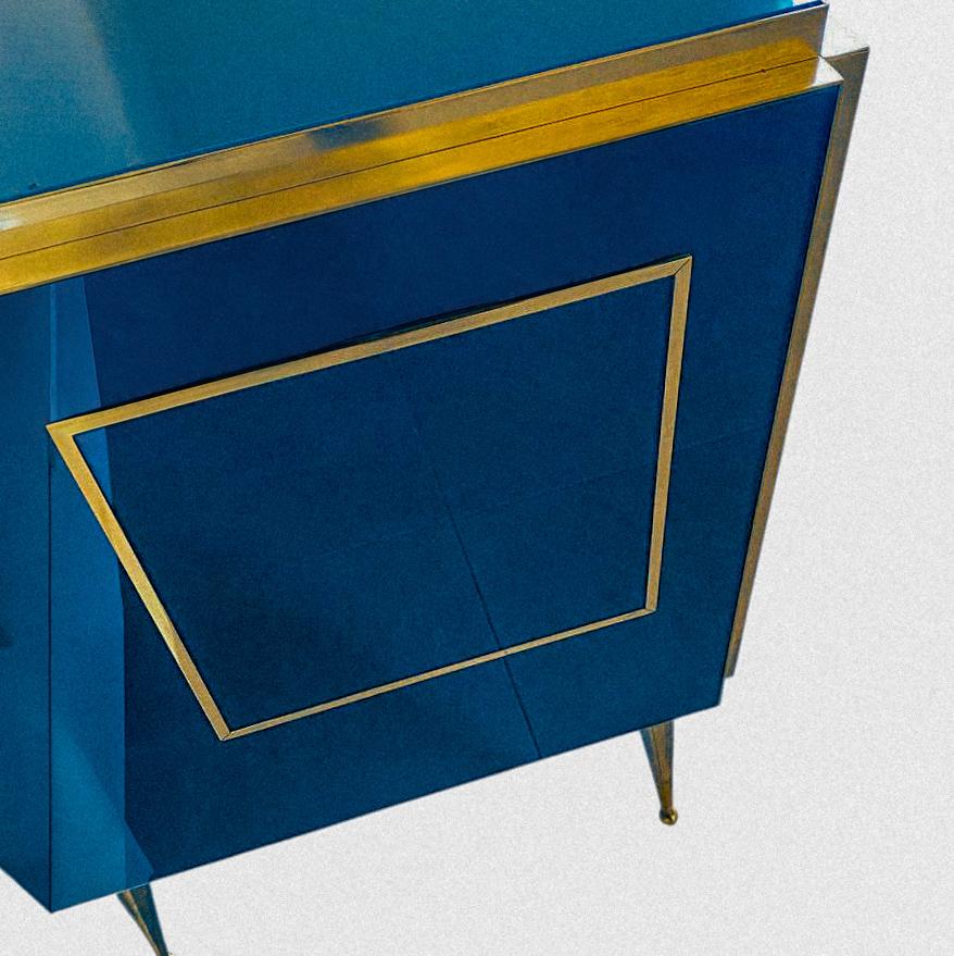 Descubra nuestro extraordinario aparador azul zafiro, una pieza única que encarna la elegancia y la sofisticación del diseño contemporáneo. Diseñado y construido por Justfurnituress, este aparador es más que un mueble: es una obra de arte que