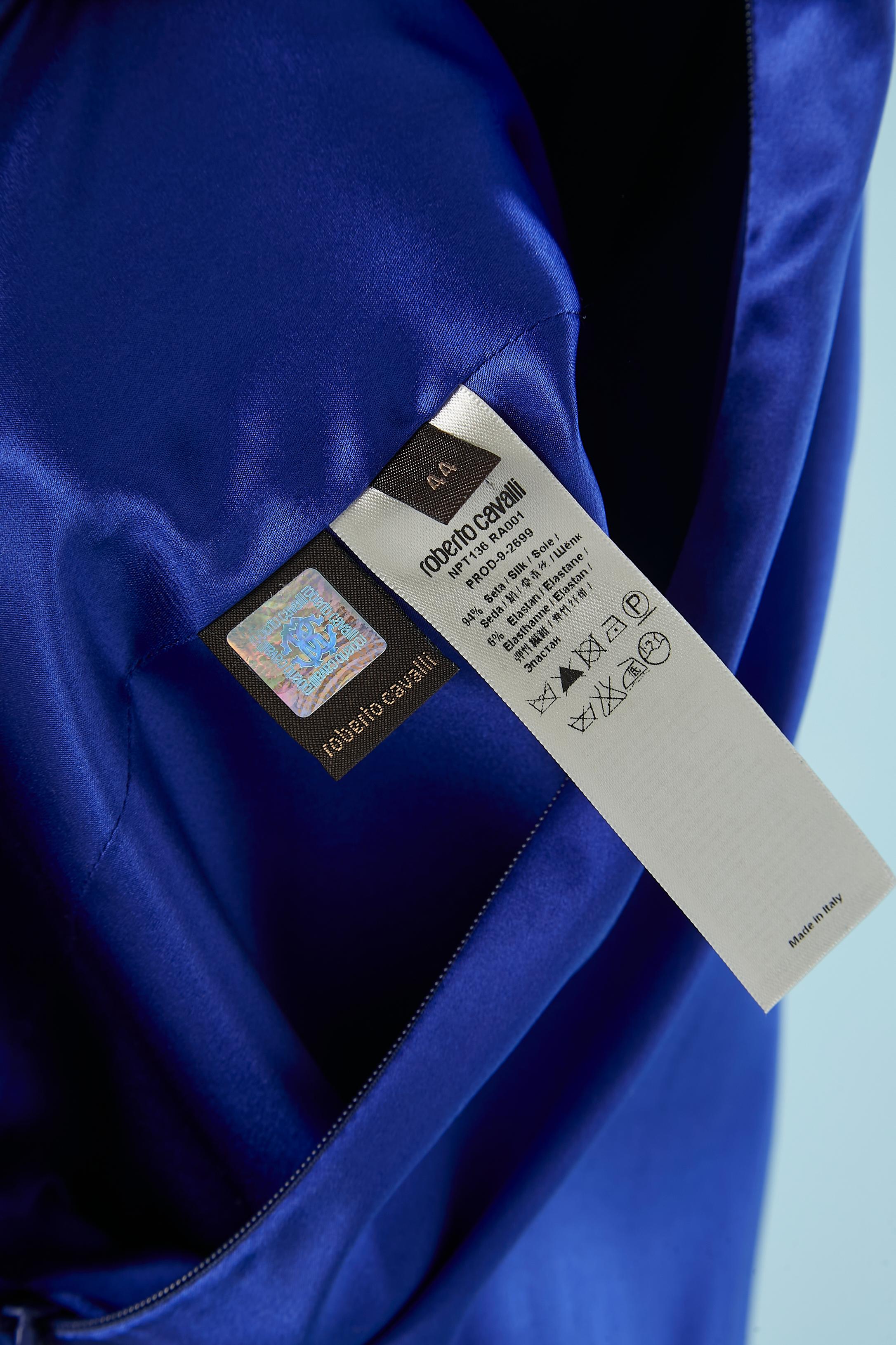 Vestido de cóctel asimétrico de seda azul con broche de metal plateado Roberto Cavalli en venta 2